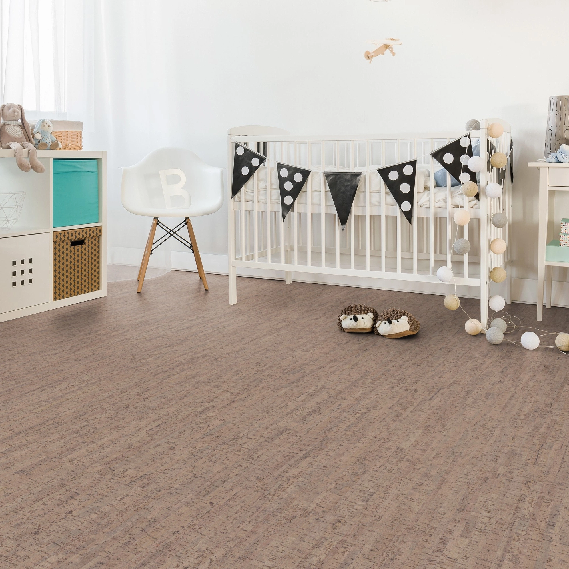 Milieubild Kinderzimmer mit weißer Krippe - Wicanders Wise HDF Klick-Korkboden cork Go Gloomy Milieubild Kinderzimmer mit weißer Krippe - Wicanders Wise 80001285