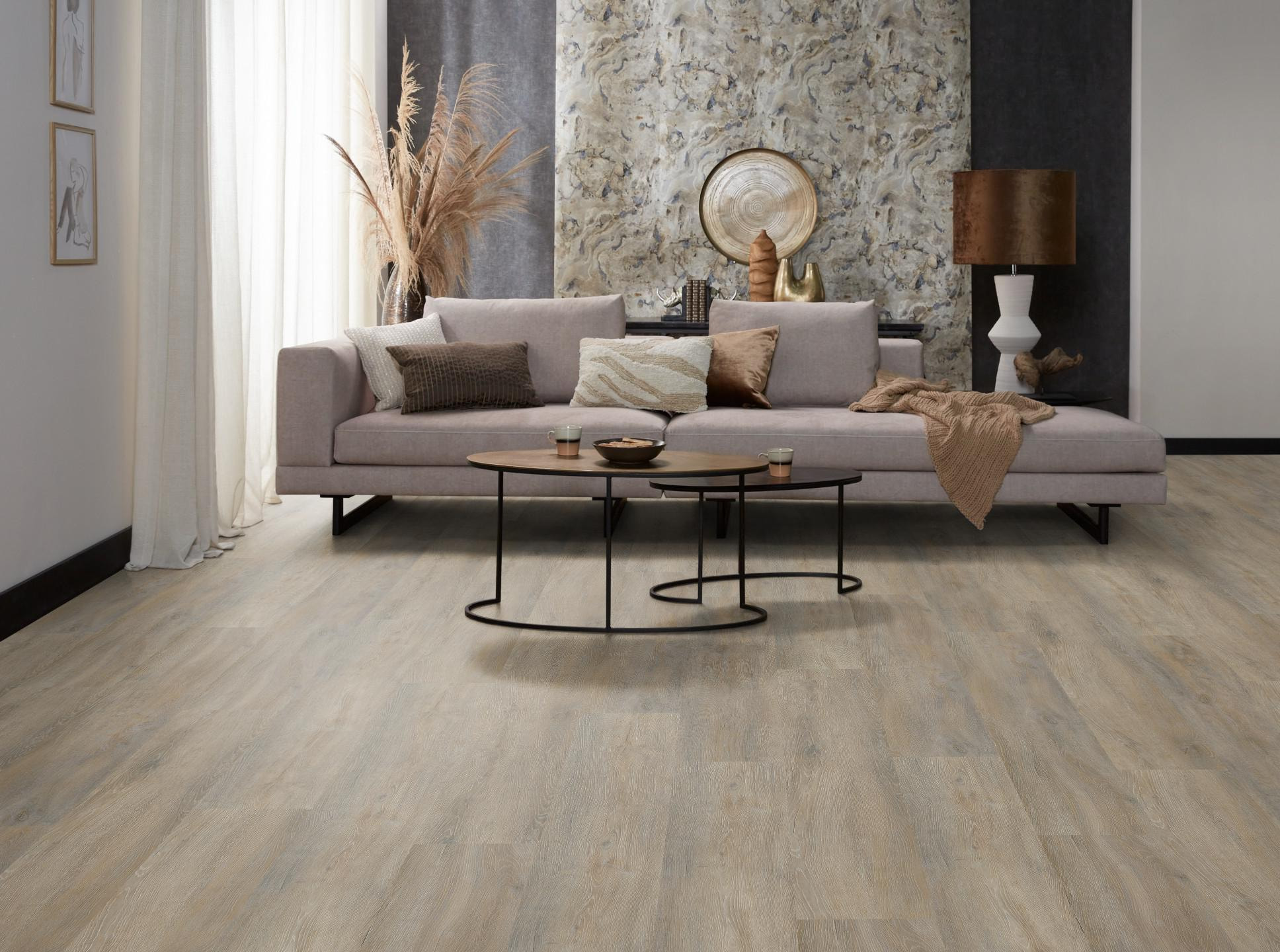 Milieubild Modernes, freundliches Wohnzimmer mit Sofa und Wandtapete - nexflor NXF-20030-006