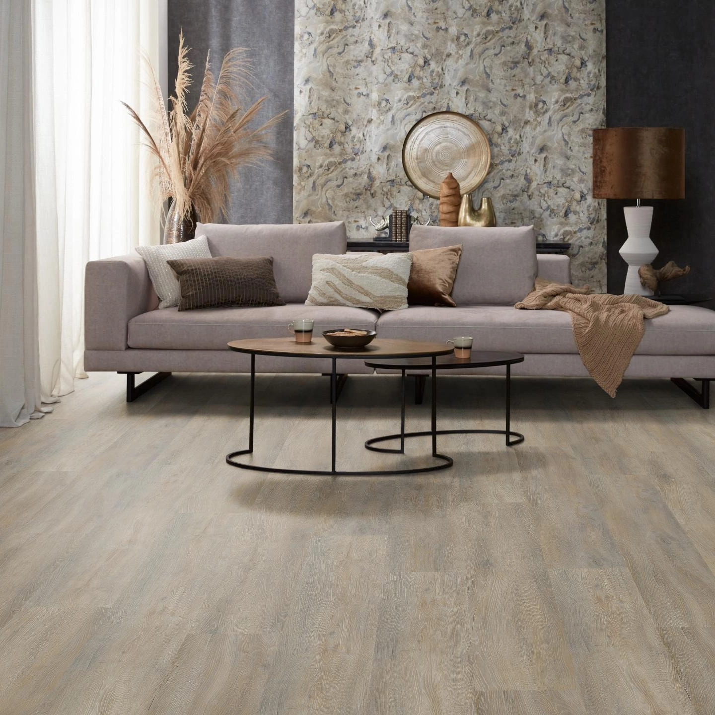 Milieubild Modernes, freundliches Wohnzimmer mit Sofa und Wandtapete - nexflor Rigid Klick-Vinyl Helios Click Collection Alexandria Oak Milieubild Modernes, freundliches Wohnzimmer mit Sofa und Wandtapete - nexflor NXF-20030-006