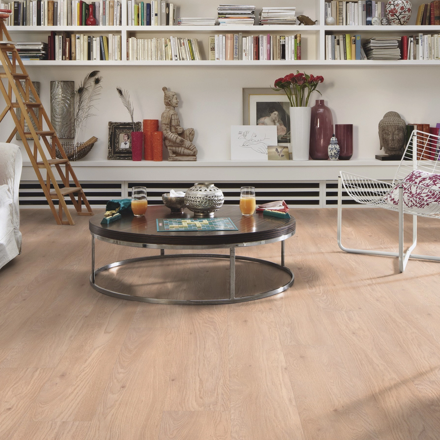 Milieubild Wohnzimmer mit großem Bücherregal - MEISTER Laminat LD 55 Fairview Oak Milieubild Wohnzimmer mit großem Bücherregal - MEISTER 600015-1288198-07015