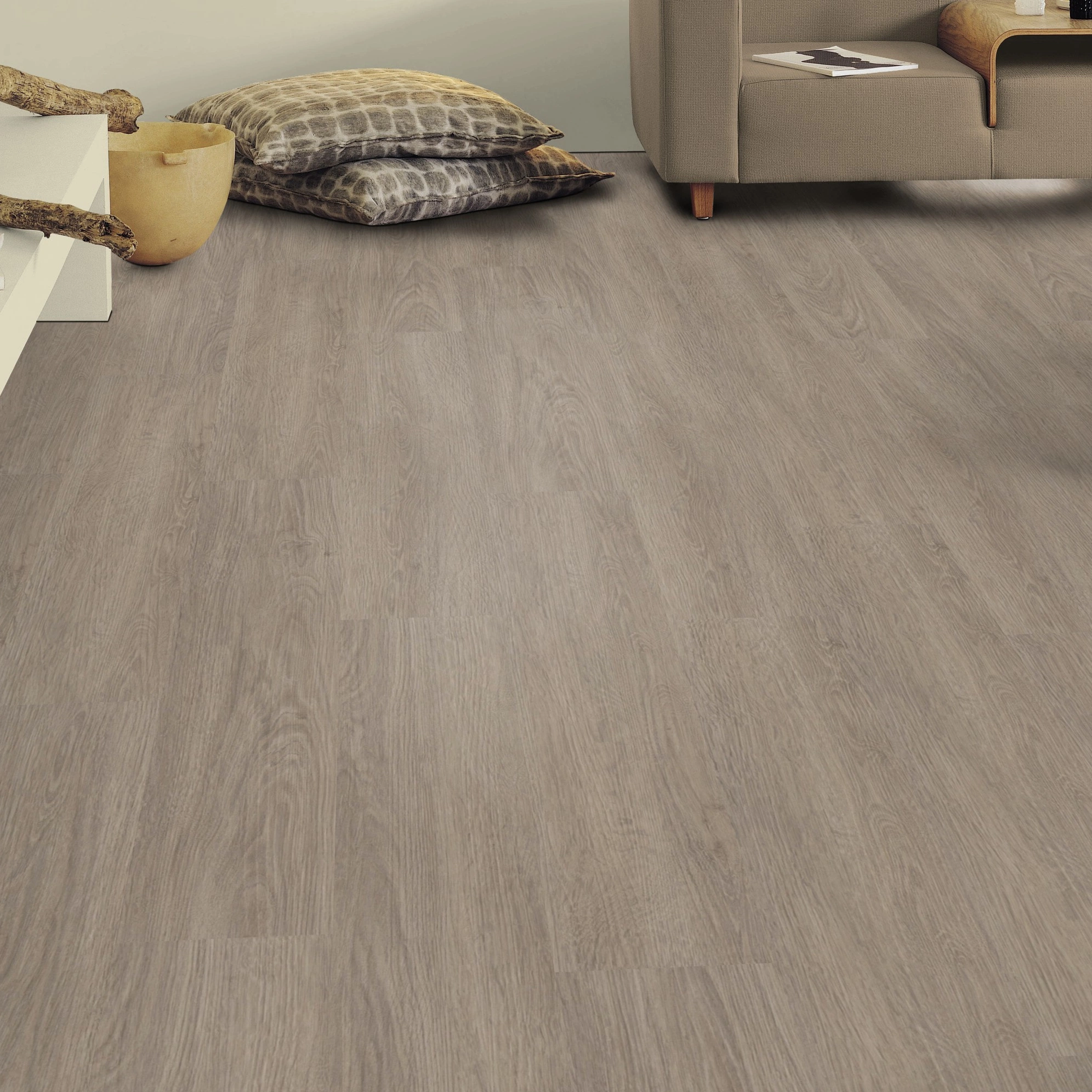 Milieubild Wohnzimmer mit Sideboard - Tarkett Klebe-Vinyl Essence 55 Cool Oak Light Beige Milieubild Wohnzimmer mit Sideboard - Tarkett 260053002