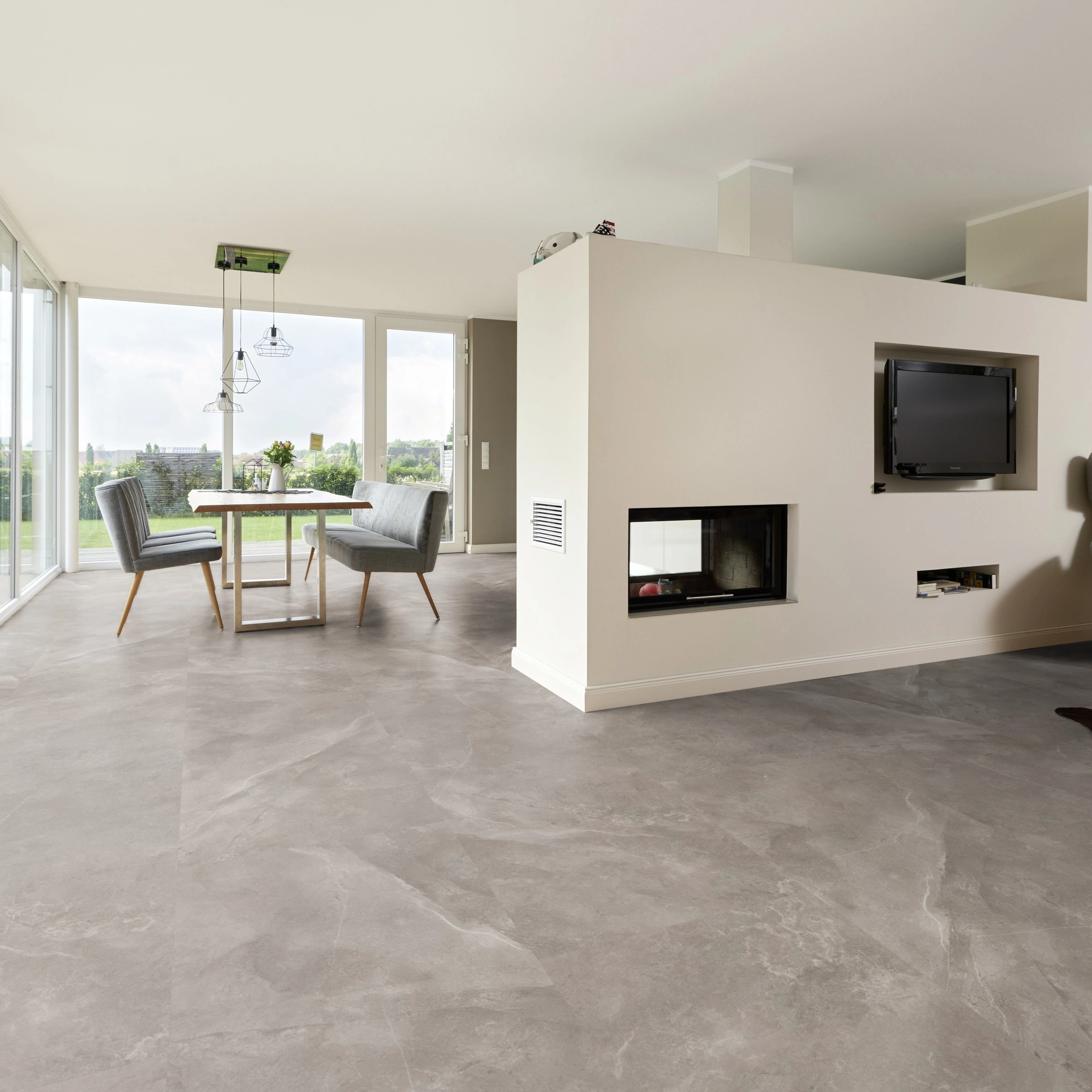 Milieubild Wohnzimmer mit Essbereich und Kamin - ter Hürne Klebe-Designboden Avatara Pro Stone Edition Stein Dia Milieubild Wohnzimmer mit Essbereich und Kamin - ter Hürne 1101270304