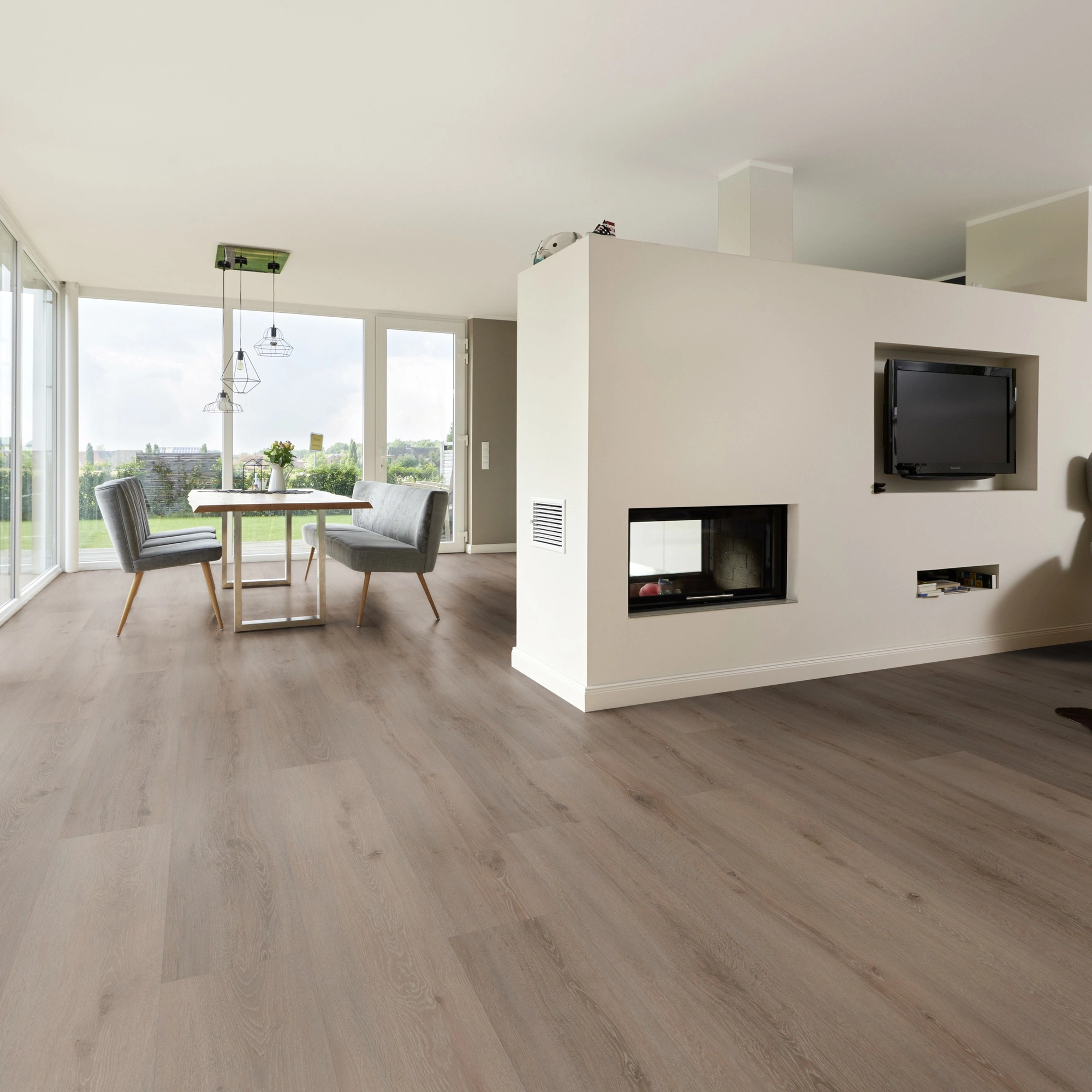 Milieubild Wohnzimmer mit Essbereich und Kamin - ter Hürne Klebe-Vinyl Pro Classic Edition Eiche Riga Milieubild Wohnzimmer mit Essbereich und Kamin - ter Hürne 1101210431
