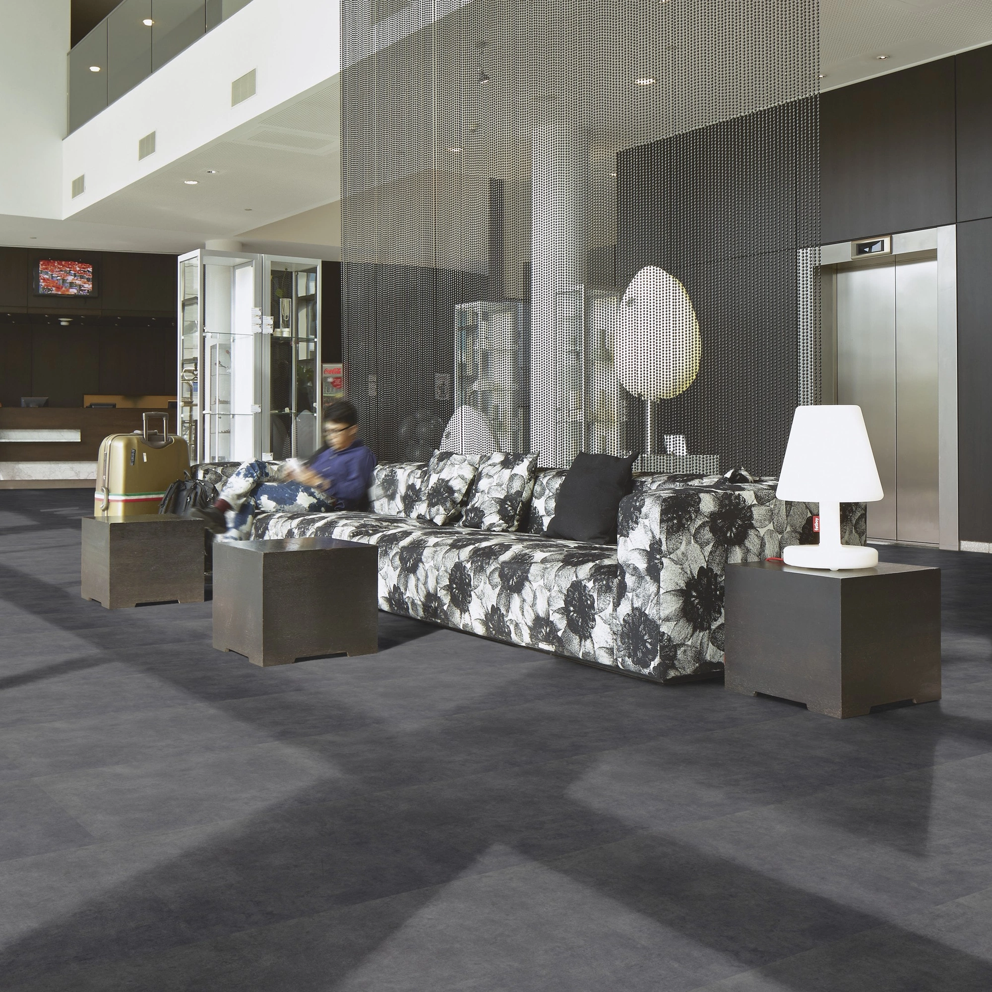 Milieubild Hotellobby mit Rezeption - Forbo Flooring Klebe-Vinyl Allura Dryback 0.55 Material Charcoal Concrete Milieubild Hotellobby mit Rezeption - Forbo Flooring 220184