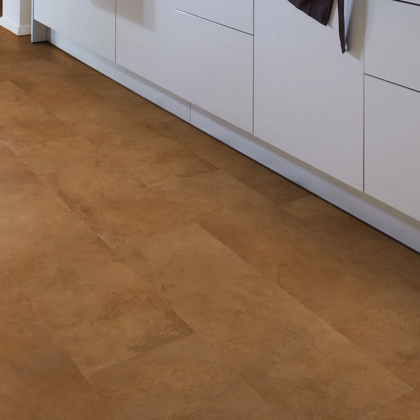 Milieubild Esszimmer mit Küchenblock - Wicanders Wise HDF Klick-Designboden stone Natural Elegant Plaster Camel Milieubild Esszimmer mit Küchenblock - Wicanders Wise 80003903