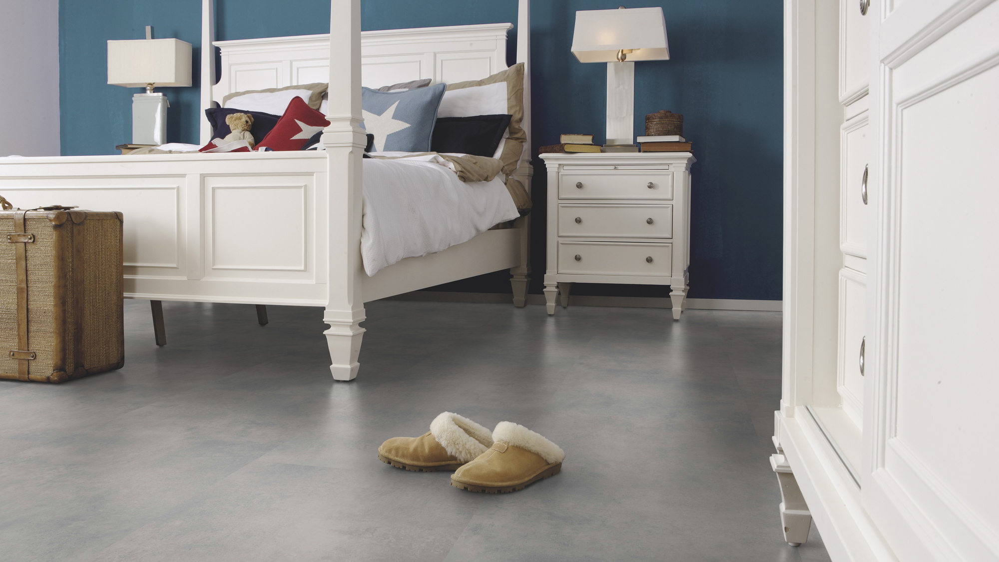 Milieubild Schlafzimmer im Landhaus-Stil - wineo Klebe-Bioboden PURLINE wineo 1500 stone XL Loft Concrete Grey Milieubild Schlafzimmer im Landhaus-Stil - wineo PL15401SXL