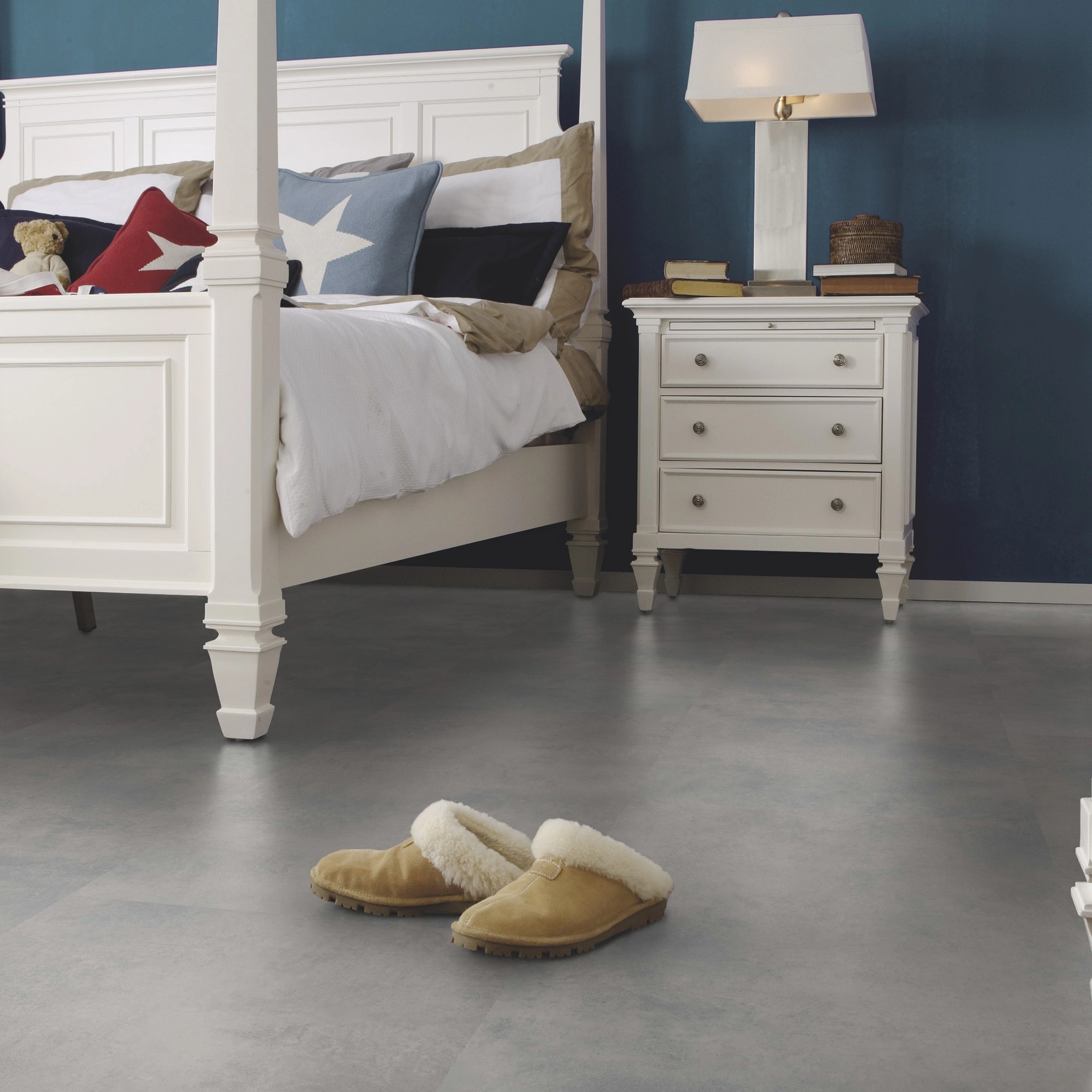 Milieubild Schlafzimmer im Landhaus-Stil - wineo Klebe-Bioboden PURLINE wineo 1500 stone XL Loft Concrete Grey Milieubild Schlafzimmer im Landhaus-Stil - wineo PL15401SXL