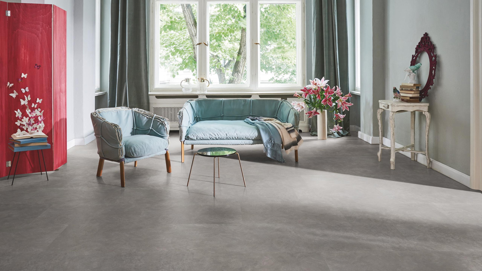 Milieubild Wohnzimmer in Stadtwohnung - Parador Laminat Trendtime 5 Beton dunkelgrau Milieubild Wohnzimmer in Stadtwohnung - Parador 1743596