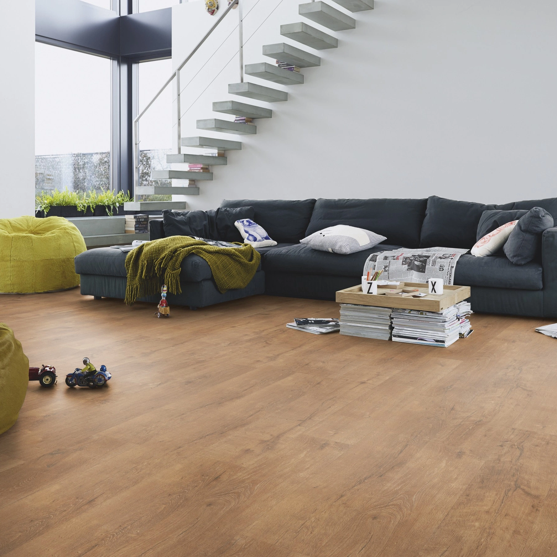 Milieubild Modernes Wohnzimmer mit Kamin - MEISTER Laminat LD 55 Stieleiche natur Milieubild Modernes Wohnzimmer mit Kamin - MEISTER 600015-1288198-06952