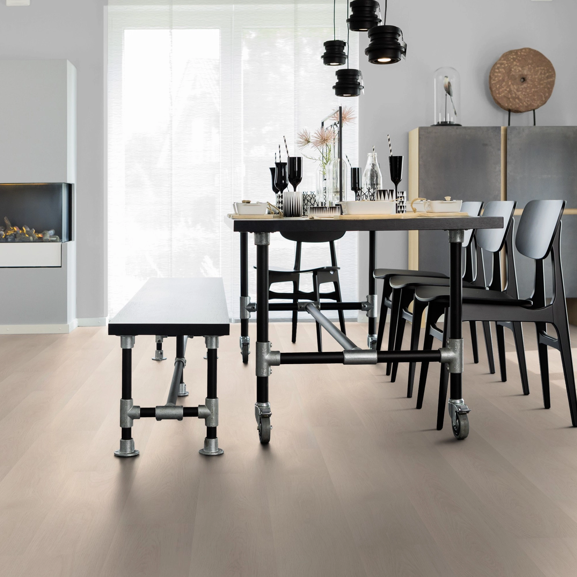 Milieubild Esszimmer mit Kamin - wineo Klick-Bioboden PURLINE wineo 1000 wood L Soft Oak Salt Milieubild Esszimmer mit Kamin - wineo PLC295R