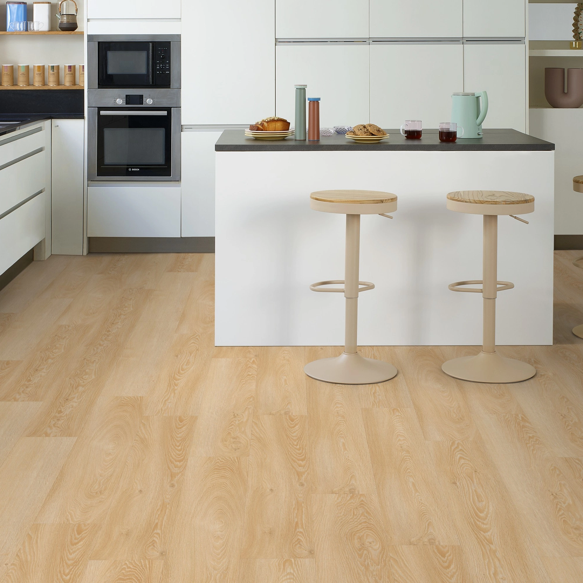 Milieubild Moderne Küche mit Küchenblock - Tarkett Rigid Klick-Vinyl Essence Rigid 30 Cool Oak Classical Milieubild Moderne Küche mit Küchenblock - Tarkett 260032001