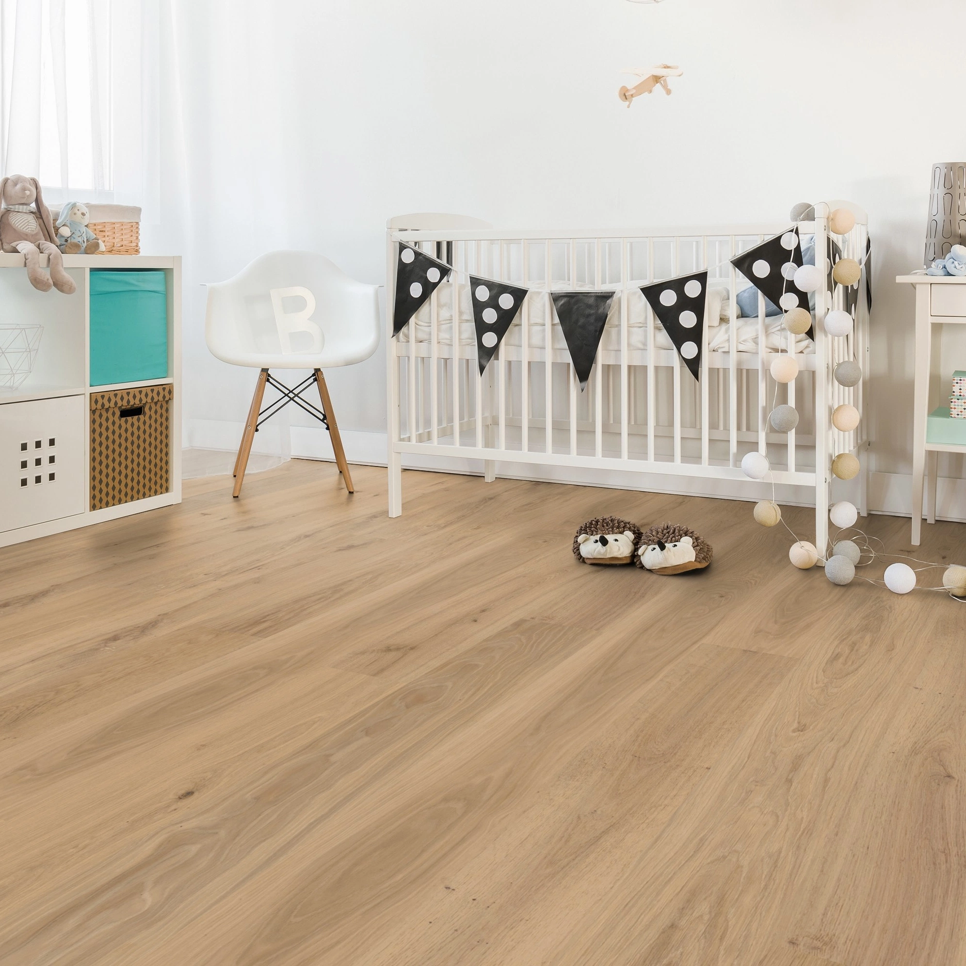 Milieubild Kinderzimmer mit weißer Krippe - Wicanders Wise HDF Klick-Designboden wood Natural XL Natural Oak Almond Milieubild Kinderzimmer mit weißer Krippe - Wicanders Wise 80003666