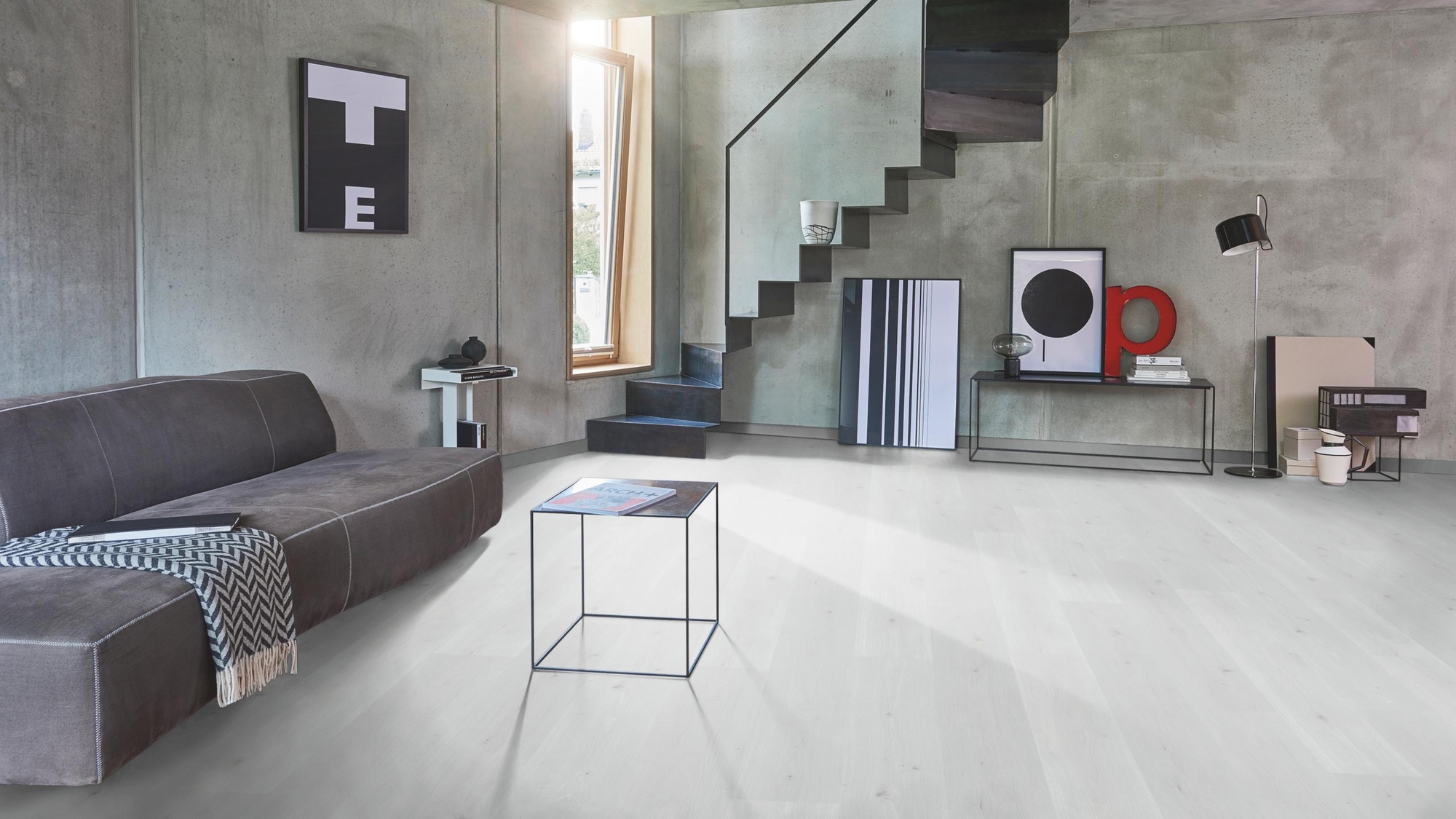 Milieubild Wohnzimmer im modernen Loft-Stil - Parador Laminat Basic 400 Eiche Natural Mix kristallweiß Milieubild Wohnzimmer im modernen Loft-Stil - Parador 1748180