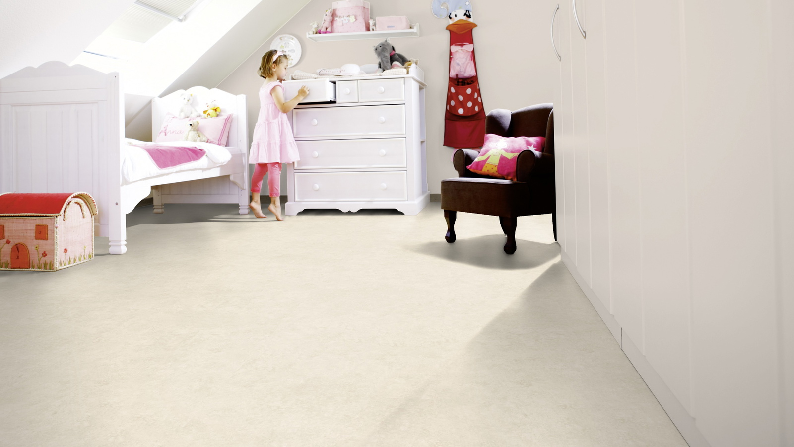 Milieubild Kinderzimmer mit weißer Kommode - wineo PL115R