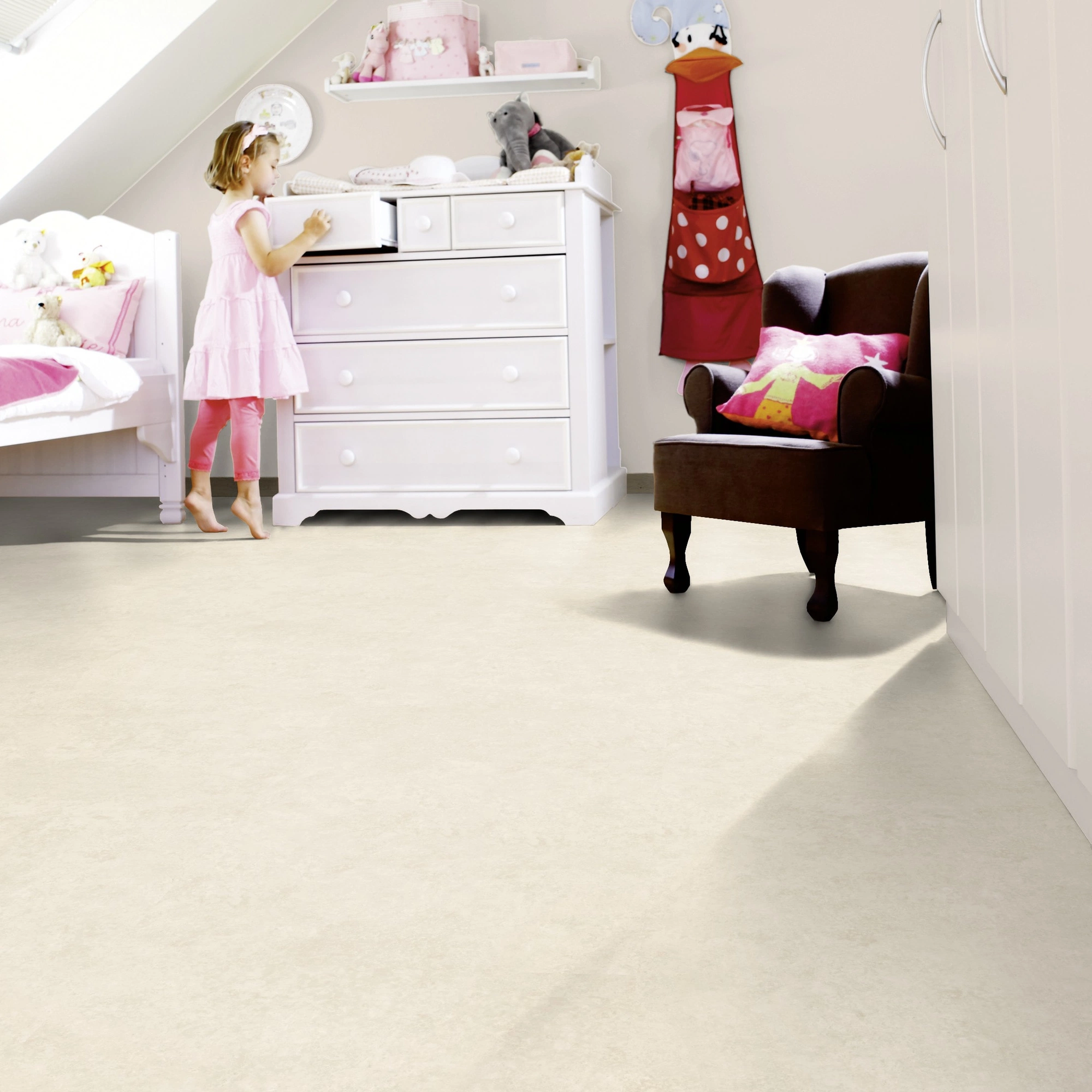 Milieubild Kinderzimmer mit weißer Kommode - wineo Klebe-Bioboden PURLINE wineo 1200 stone XL This is Theo Milieubild Kinderzimmer mit weißer Kommode - wineo PL115R