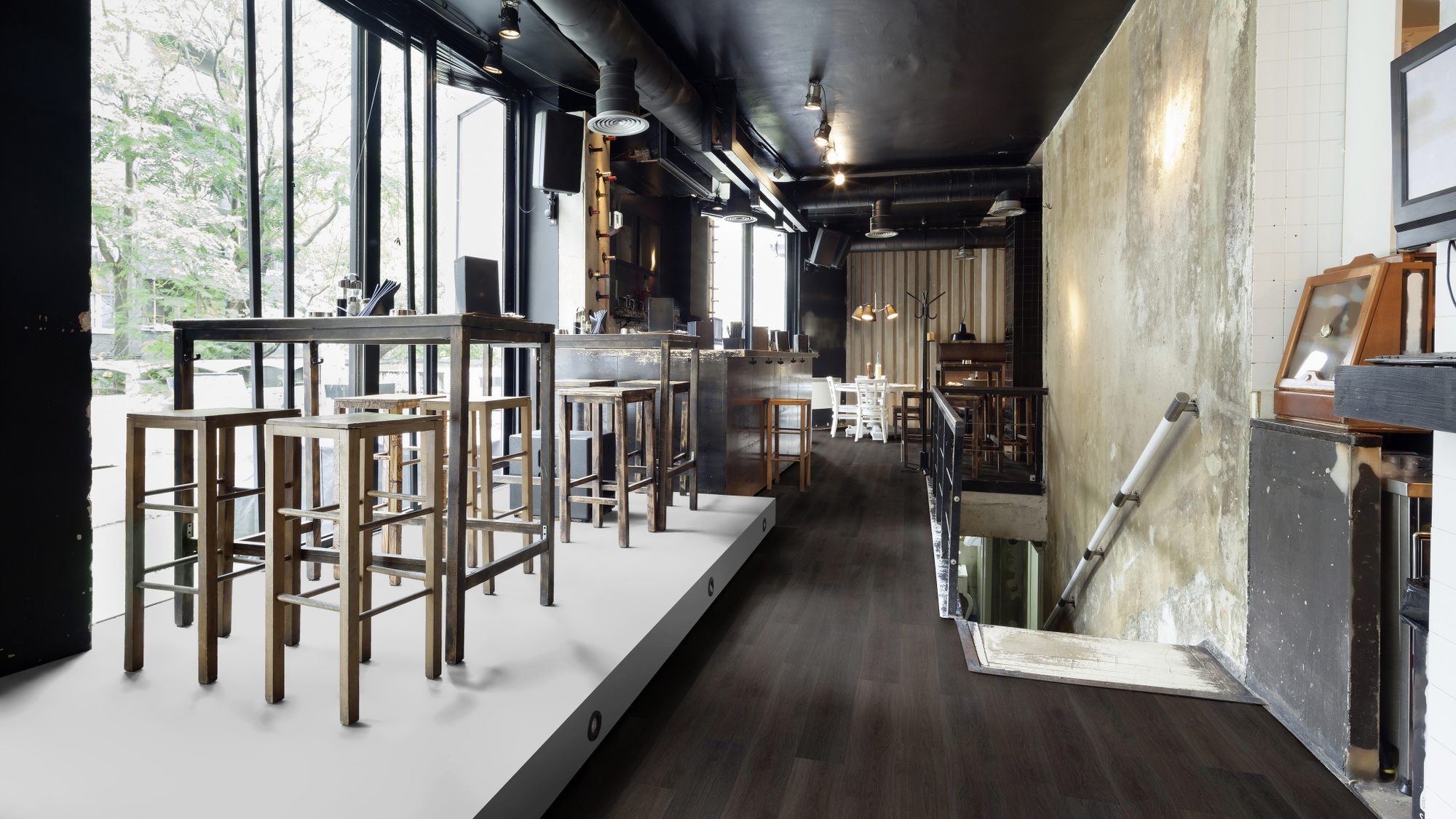 Milieubild Restaurant - Bar mit Tischen und Hockern - wineo Klick-Bioboden PURLINE wineo 1000 wood L Soft Oak Pepper Milieubild Restaurant - Bar mit Tischen und Hockern - wineo PLC304R
