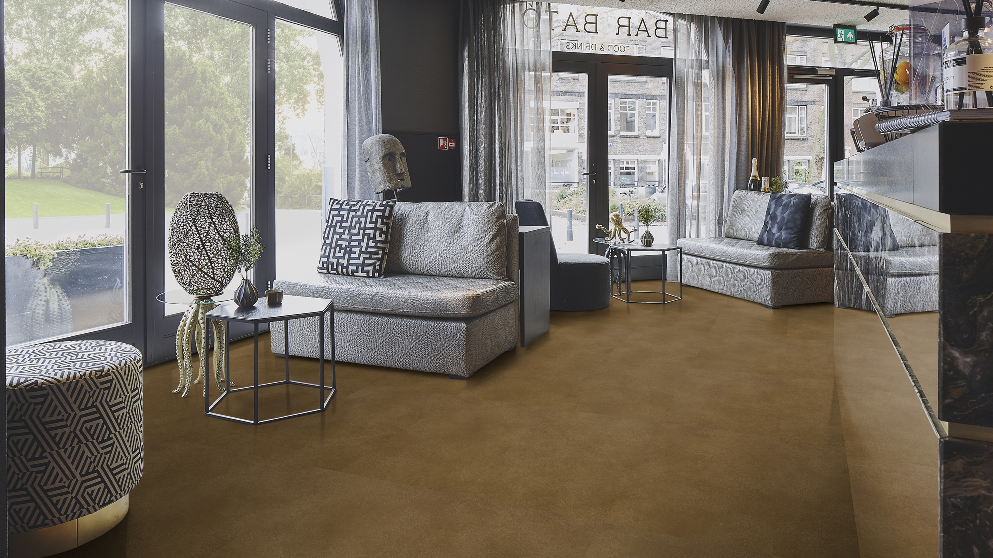 Milieubild Lounge in Hotelbar - Forbo Flooring Klebe-Vinyl Allura Dryback 0.55 Material Rust Speckled Ceramic Milieubild Lounge in Hotelbar - Forbo Flooring 243665