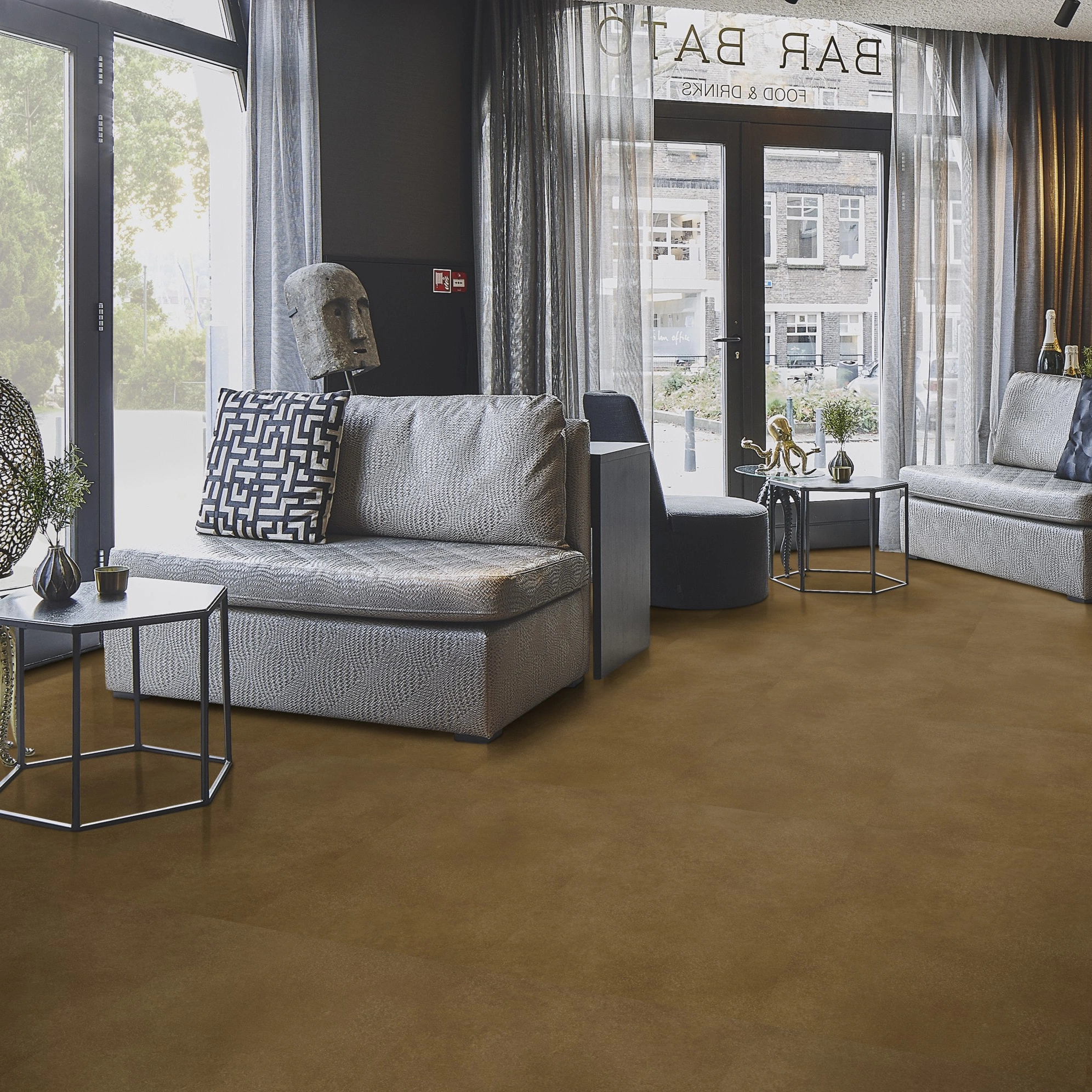 Milieubild Lounge in Hotelbar - Forbo Flooring Klebe-Vinyl Allura Dryback 0.55 Material Rust Speckled Ceramic Milieubild Lounge in Hotelbar - Forbo Flooring 243665