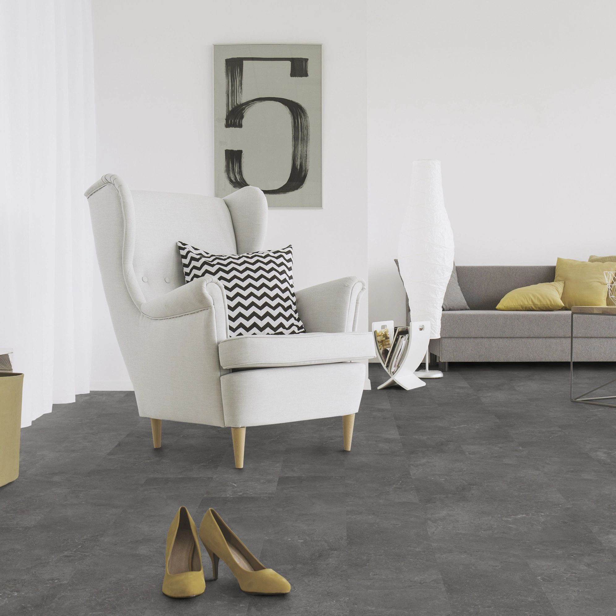 Milieubild Wohnzimmer mit Sessel und Sofa - Wicanders Wise HDF Klick-Designboden stone Natural Minimal Stone Milieubild Wohnzimmer mit Sessel und Sofa - Wicanders Wise 80003892