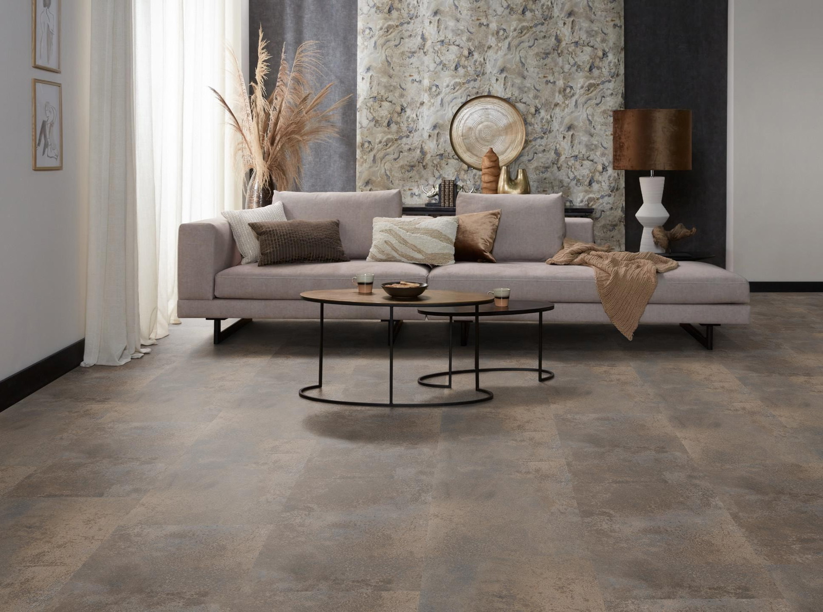 Milieubild Modernes, freundliches Wohnzimmer mit Sofa und Wandtapete - nexflor NXF-51030-003