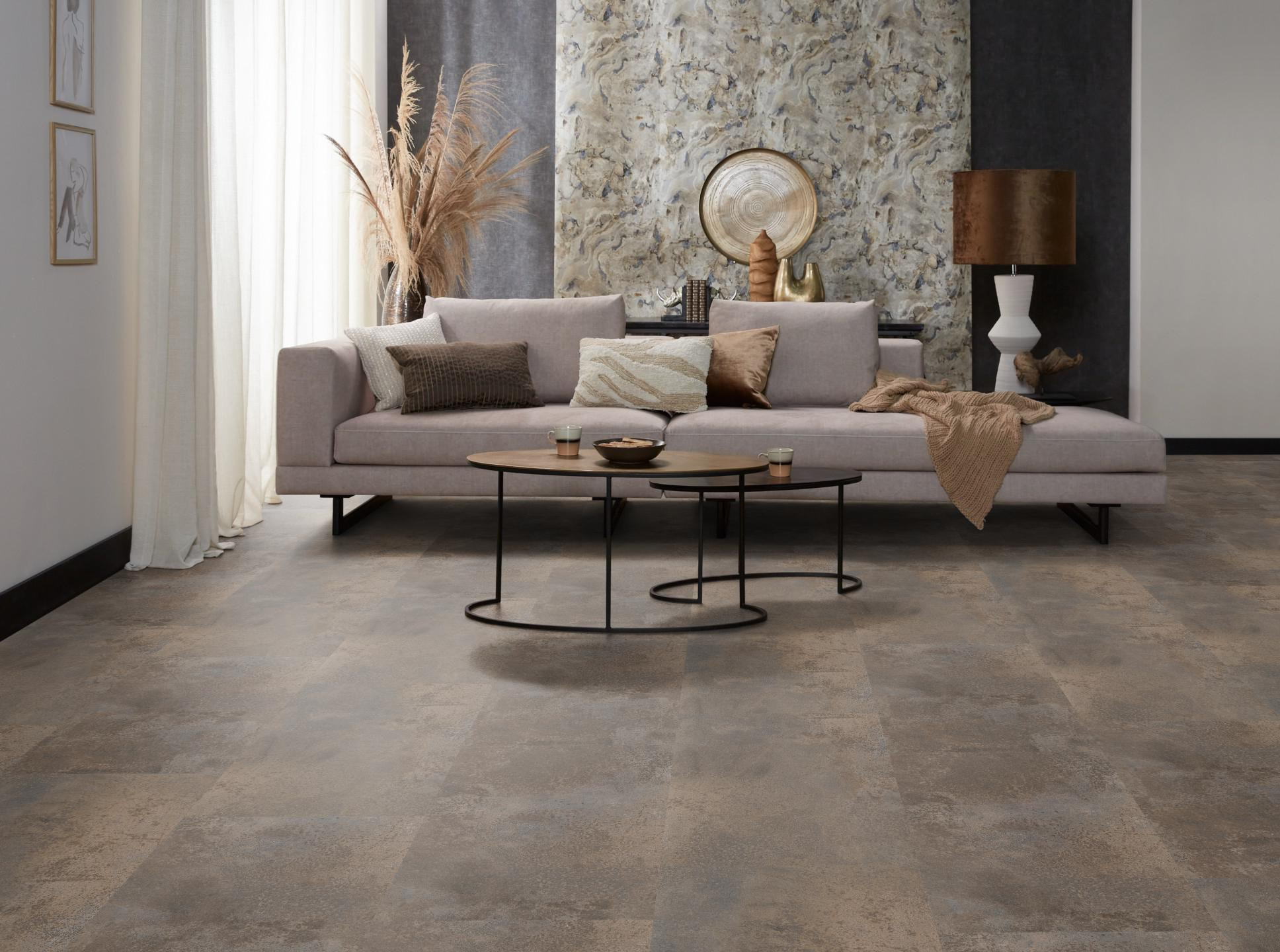 Milieubild Modernes, freundliches Wohnzimmer mit Sofa und Wandtapete - nexflor Klebe-Vinyl Oreios Collection Giona Milieubild Modernes, freundliches Wohnzimmer mit Sofa und Wandtapete - nexflor NXF-51030-003