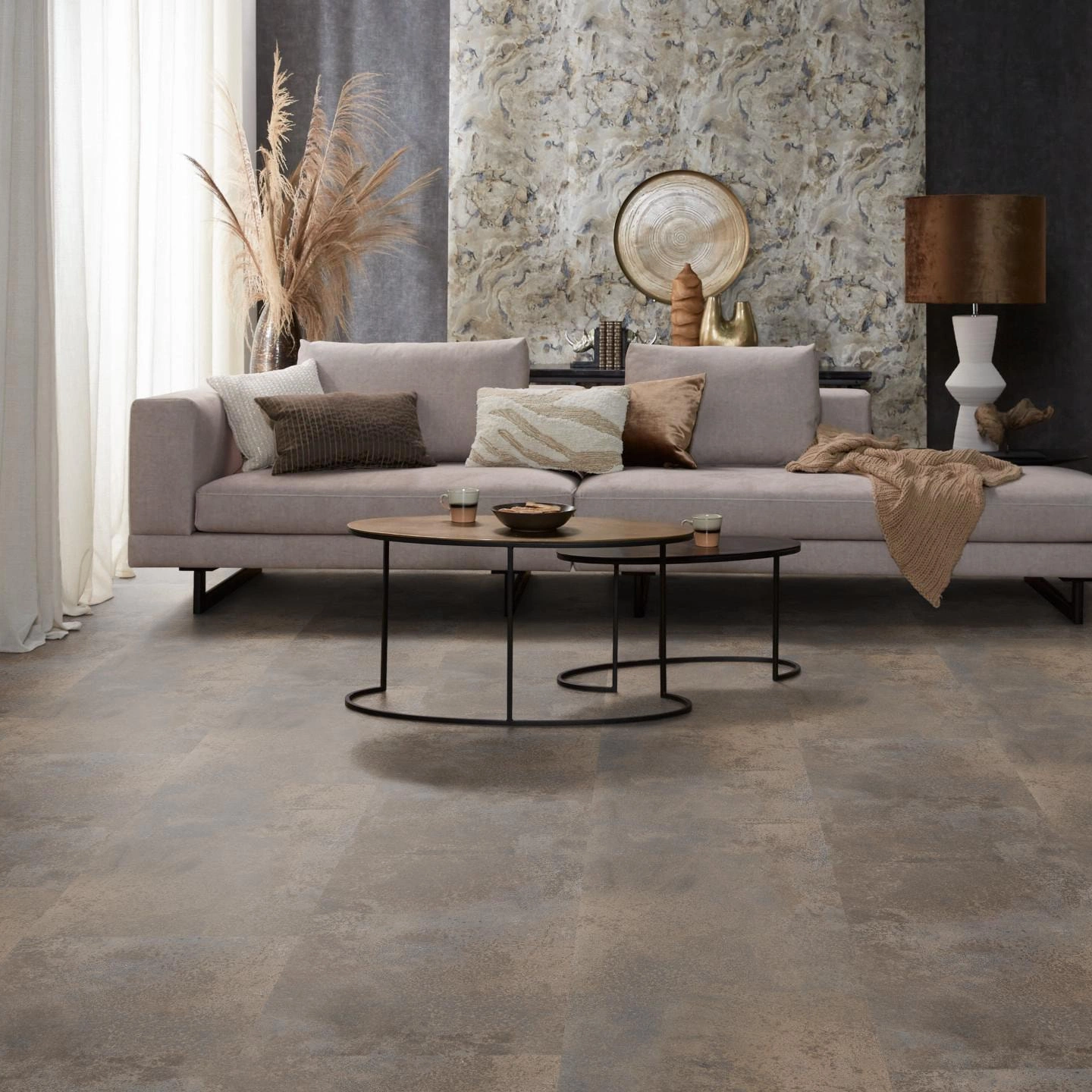 Milieubild Modernes, freundliches Wohnzimmer mit Sofa und Wandtapete - nexflor Klebe-Vinyl Oreios Collection Giona Milieubild Modernes, freundliches Wohnzimmer mit Sofa und Wandtapete - nexflor NXF-51030-003