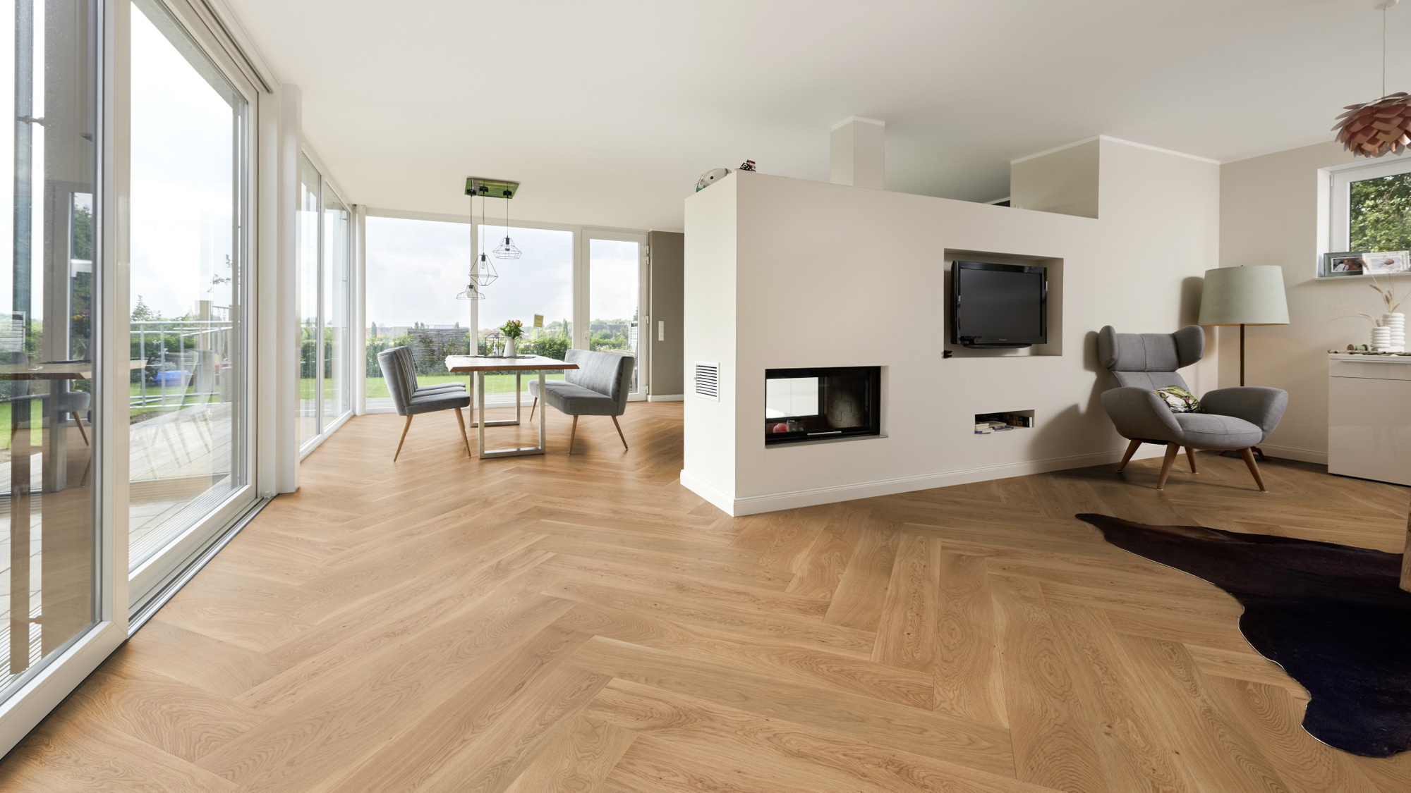 Milieubild Wohnzimmer mit Essbereich und Kamin - ter Hürne Parkett Herringbone Collection Eiche Texel Milieubild Wohnzimmer mit Essbereich und Kamin - ter Hürne 1101312521