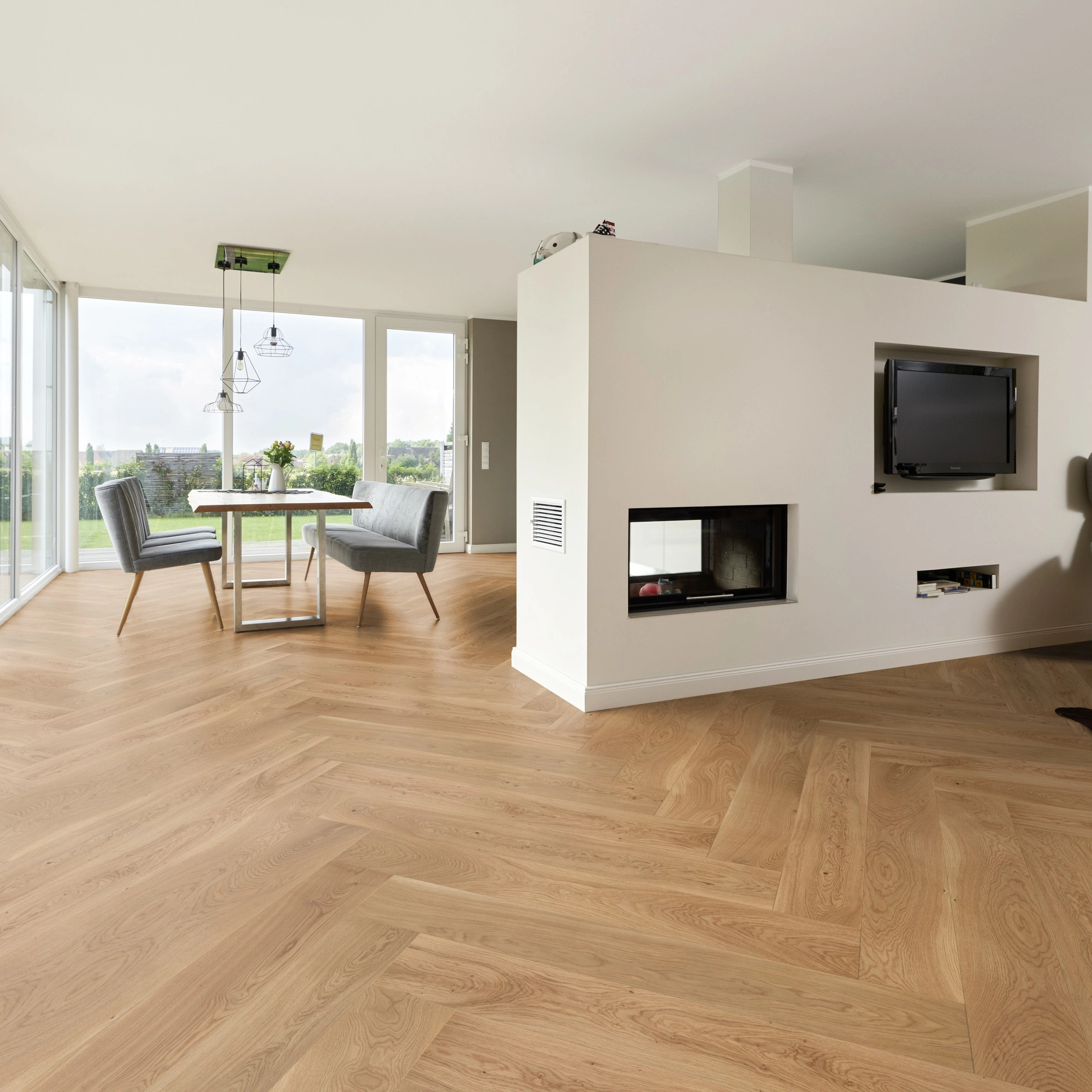Milieubild Wohnzimmer mit Essbereich und Kamin - ter Hürne Parkett Herringbone Collection Eiche Texel Milieubild Wohnzimmer mit Essbereich und Kamin - ter Hürne 1101312521