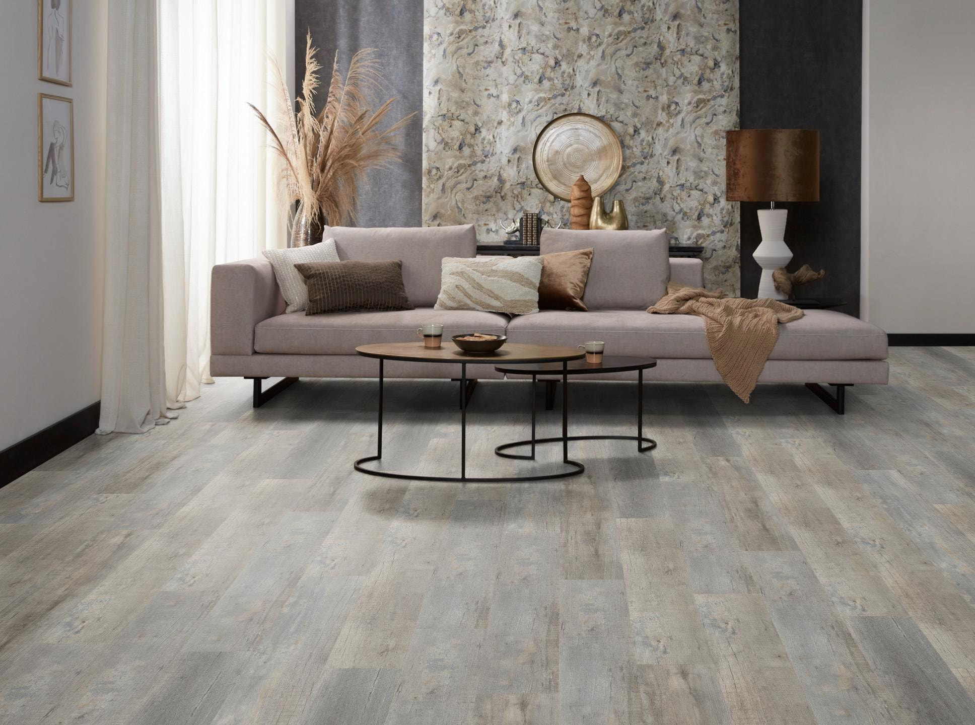 Milieubild Modernes, freundliches Wohnzimmer mit Sofa und Wandtapete - nexflor Rigid Klick-Vinyl Apollo Click Collection Argos Oak Milieubild Modernes, freundliches Wohnzimmer mit Sofa und Wandtapete - nexflor NXF-60030-011