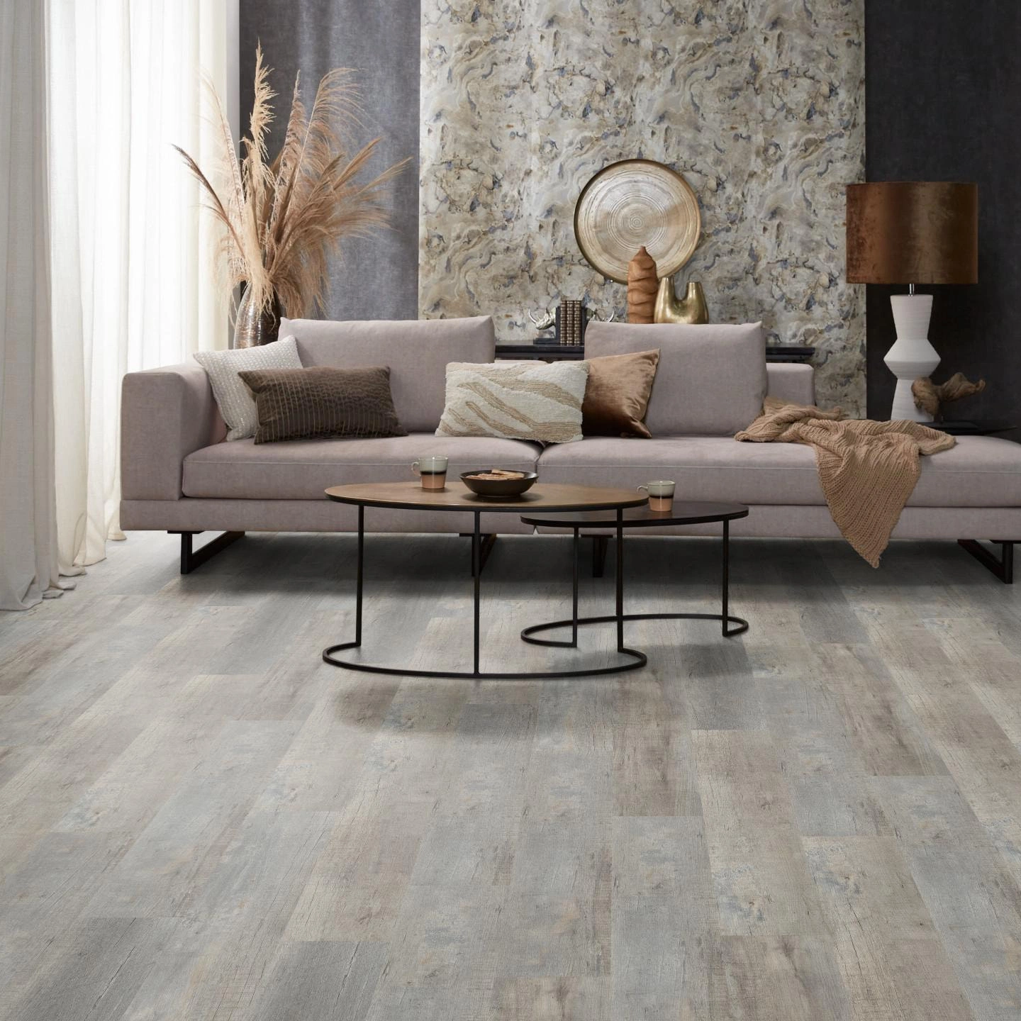Milieubild Modernes, freundliches Wohnzimmer mit Sofa und Wandtapete - nexflor Rigid Klick-Vinyl Apollo Click Collection Argos Oak Milieubild Modernes, freundliches Wohnzimmer mit Sofa und Wandtapete - nexflor NXF-60030-011