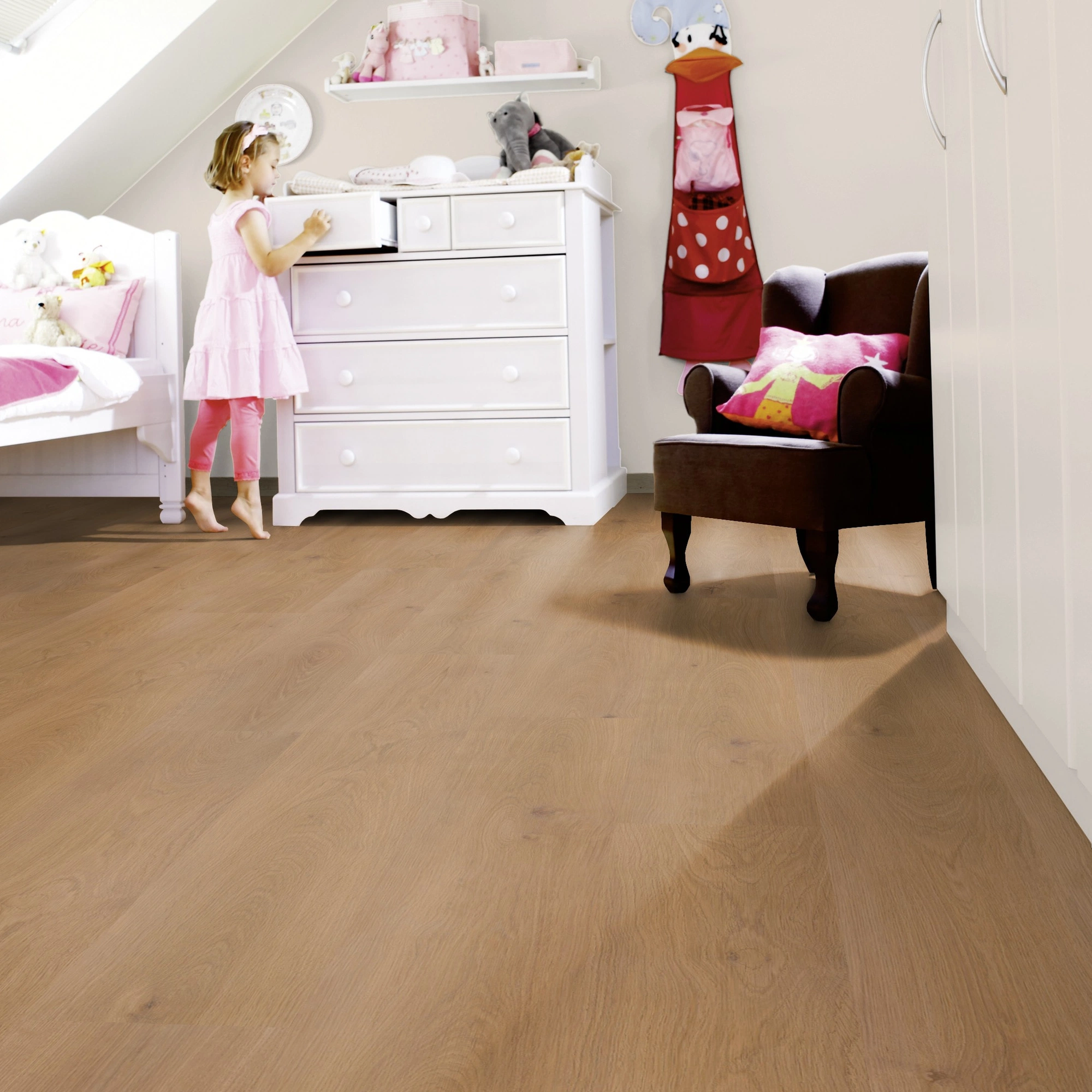 Milieubild Kinderzimmer mit weißer Kommode - wineo HDF Klick-Bioboden PURLINE wineo 1000 wood XL Noble Oak Toffee Milieubild Kinderzimmer mit weißer Kommode - wineo MLP311R