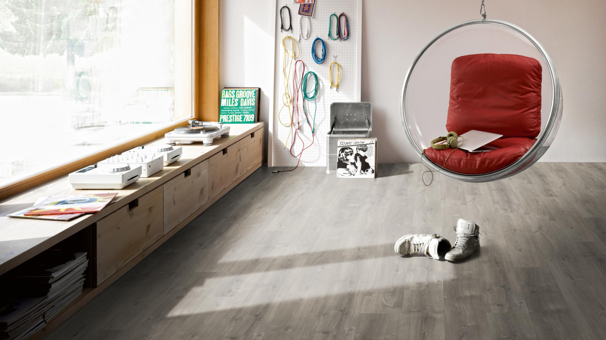 Milieubild Musikzimmer mit Plattenspieler - Parador Laminat Basic 600 Eiche Valere perlgrau gekälkt Milieubild Musikzimmer mit Plattenspieler - Parador 1744355
