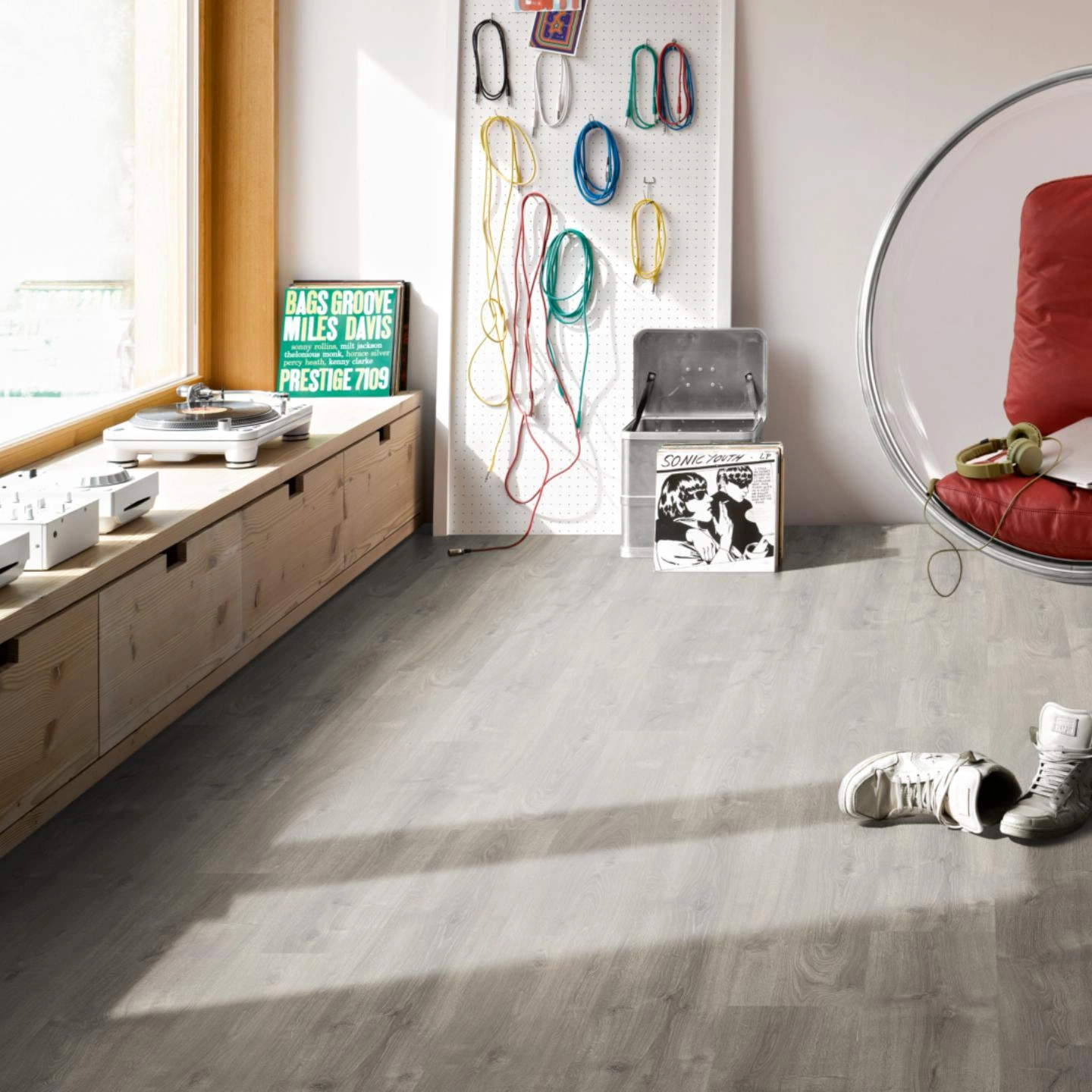 Milieubild Musikzimmer mit Plattenspieler - Parador Laminat Basic 600 Eiche Valere perlgrau gekälkt Milieubild Musikzimmer mit Plattenspieler - Parador 1744355