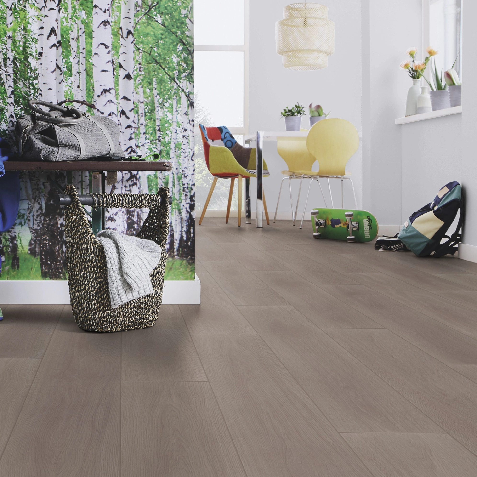 Milieubild Esszimmer mit Flur und Sitzbank - wineo Klick-Bioboden PURLINE wineo 1000 wood XL Calm Oak Ash Milieubild Esszimmer mit Flur und Sitzbank - wineo PLC308R