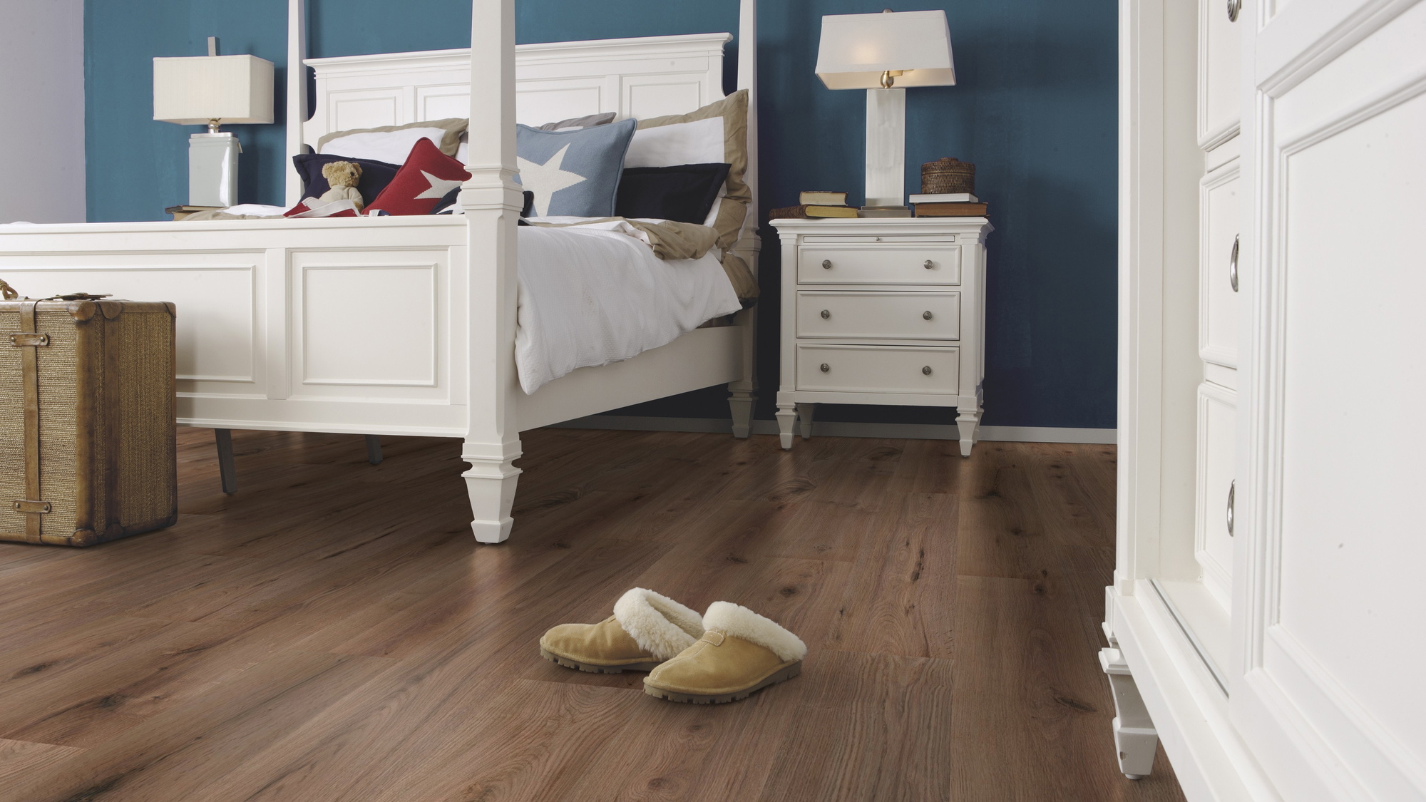 Milieubild Schlafzimmer im Landhaus-Stil - wineo HDF Klick-Bioboden PURLINE wineo 1000 wood L Strong Oak Cappuccino Milieubild Schlafzimmer im Landhaus-Stil - wineo MLP303R