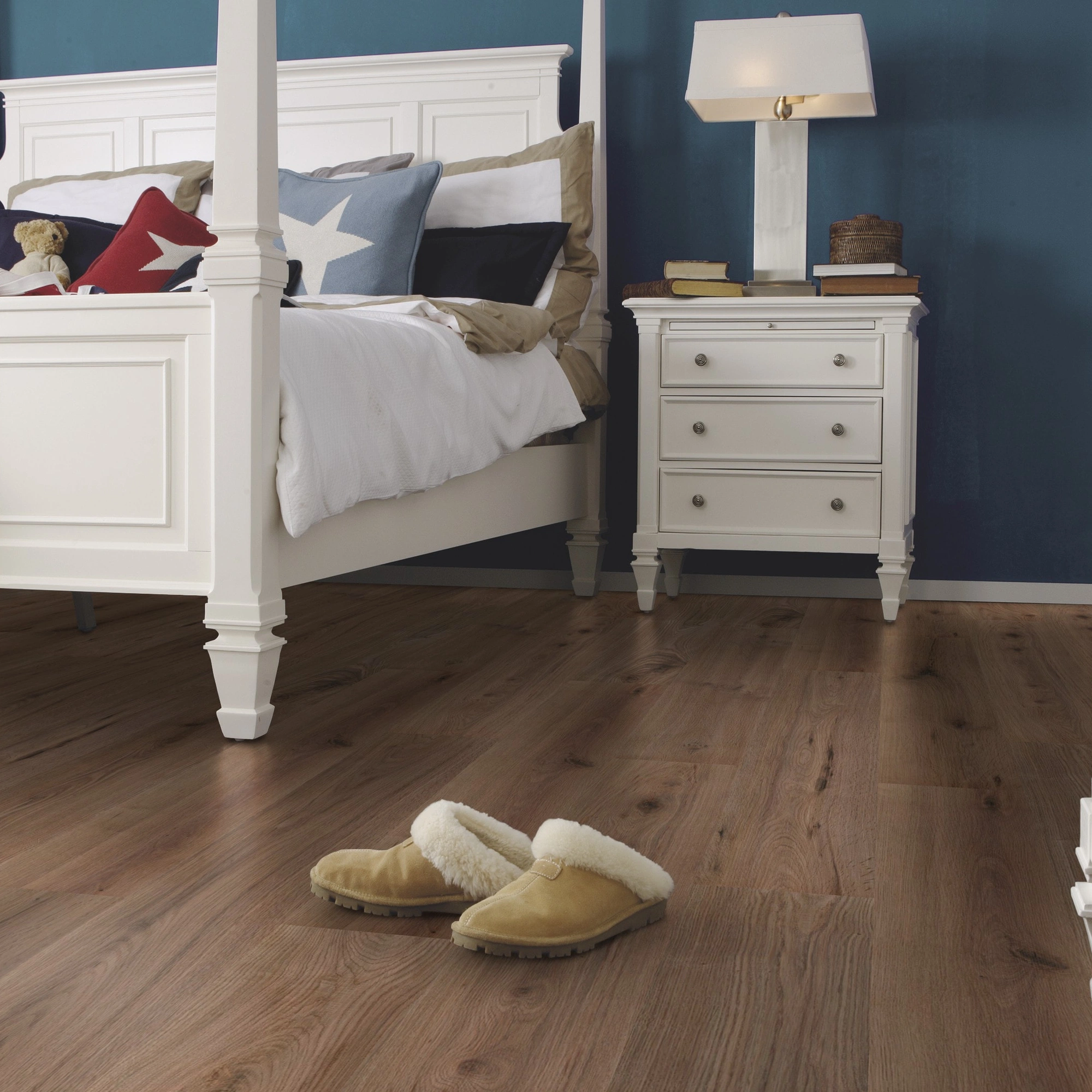 Milieubild Schlafzimmer im Landhaus-Stil - wineo HDF Klick-Bioboden PURLINE wineo 1000 wood L Strong Oak Cappuccino Milieubild Schlafzimmer im Landhaus-Stil - wineo MLP303R