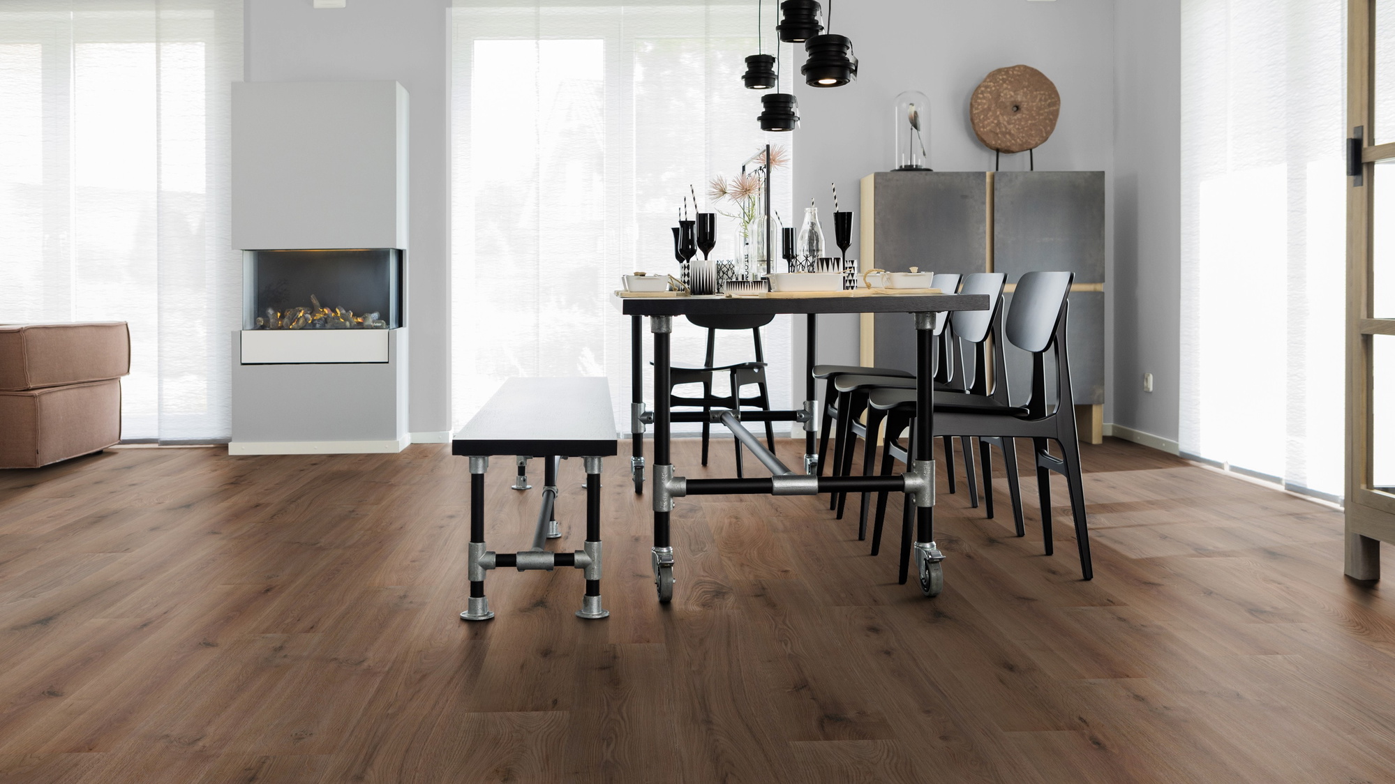 Milieubild Esszimmer mit Kamin - wineo Klick-Bioboden PURLINE wineo 1000 wood L Strong Oak Cappuccino Milieubild Esszimmer mit Kamin - wineo PLC303R