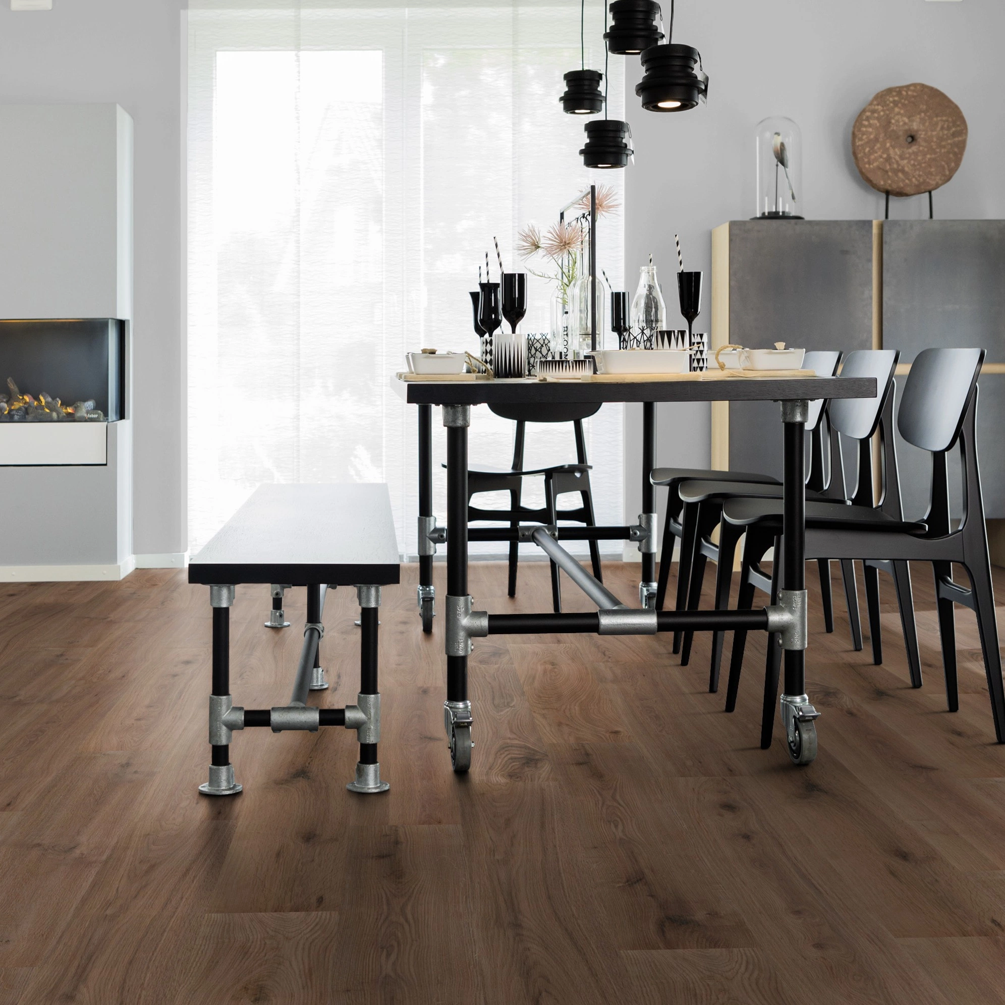 Milieubild Esszimmer mit Kamin - wineo Klick-Bioboden PURLINE wineo 1000 wood L Strong Oak Cappuccino Milieubild Esszimmer mit Kamin - wineo PLC303R