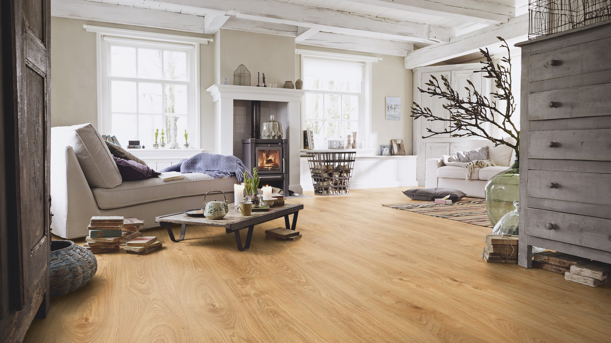 Milieubild Wohnzimmer im Landhaus-Stil - MEISTER Laminat LL 150 Ufereiche natur Milieubild Wohnzimmer im Landhaus-Stil - MEISTER 600007-2052220-07117
