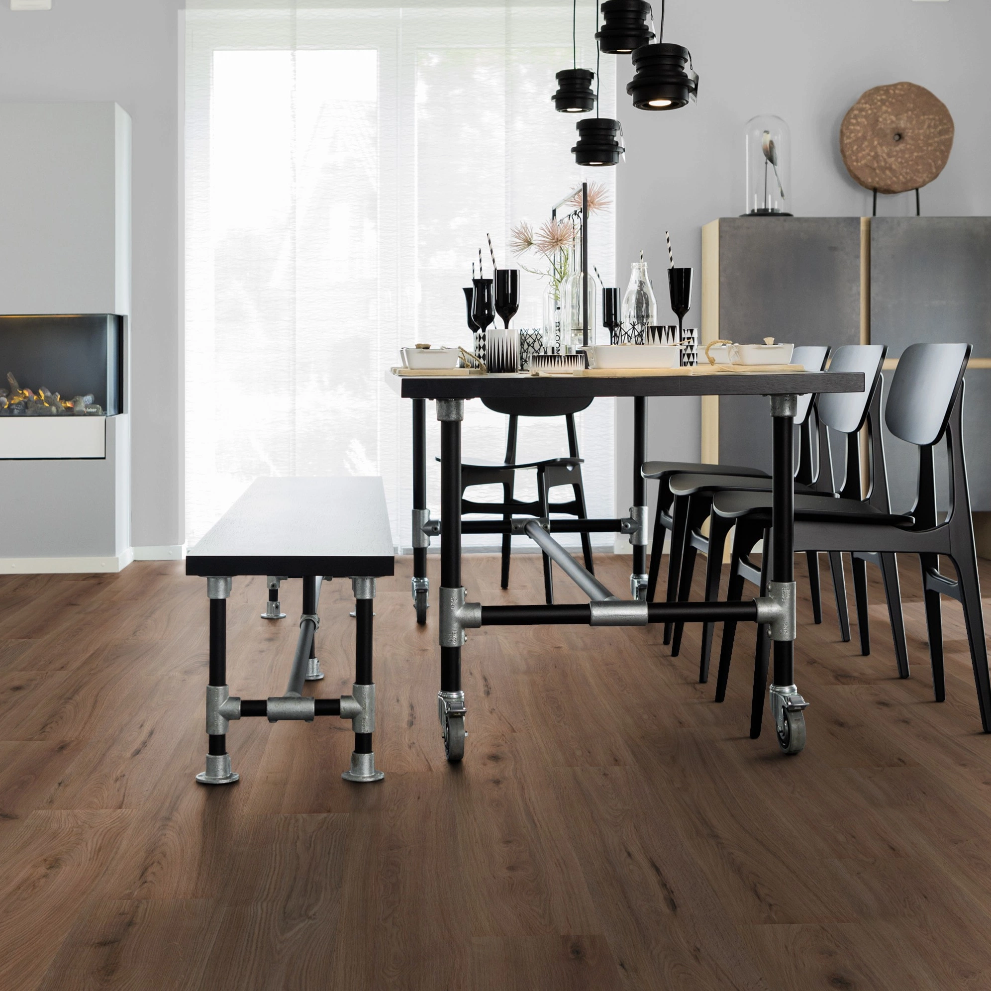Milieubild Esszimmer mit Kamin - wineo HDF Klick-Bioboden PURLINE wineo 1000 wood L Strong Oak Cappuccino Milieubild Esszimmer mit Kamin - wineo MLP303R
