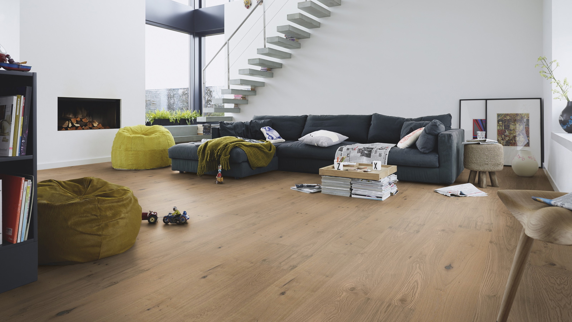 Milieubild Modernes Wohnzimmer mit Kamin - MEISTER Furnierboden HD 100 Natureflex Eiche auth greige pure Milieubild Modernes Wohnzimmer mit Kamin - MEISTER 500139-2200210-20018
