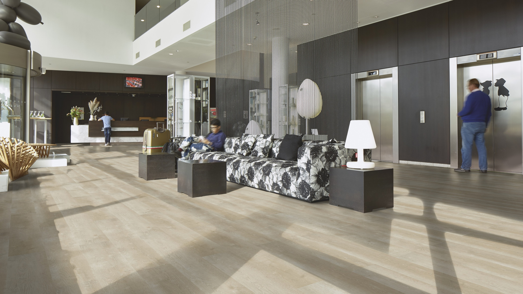 Milieubild Hotellobby mit Rezeption - Forbo Flooring Klebe-Vinyl Enduro Dryback Wood Natural White Oak Milieubild Hotellobby mit Rezeption - Forbo Flooring 217630
