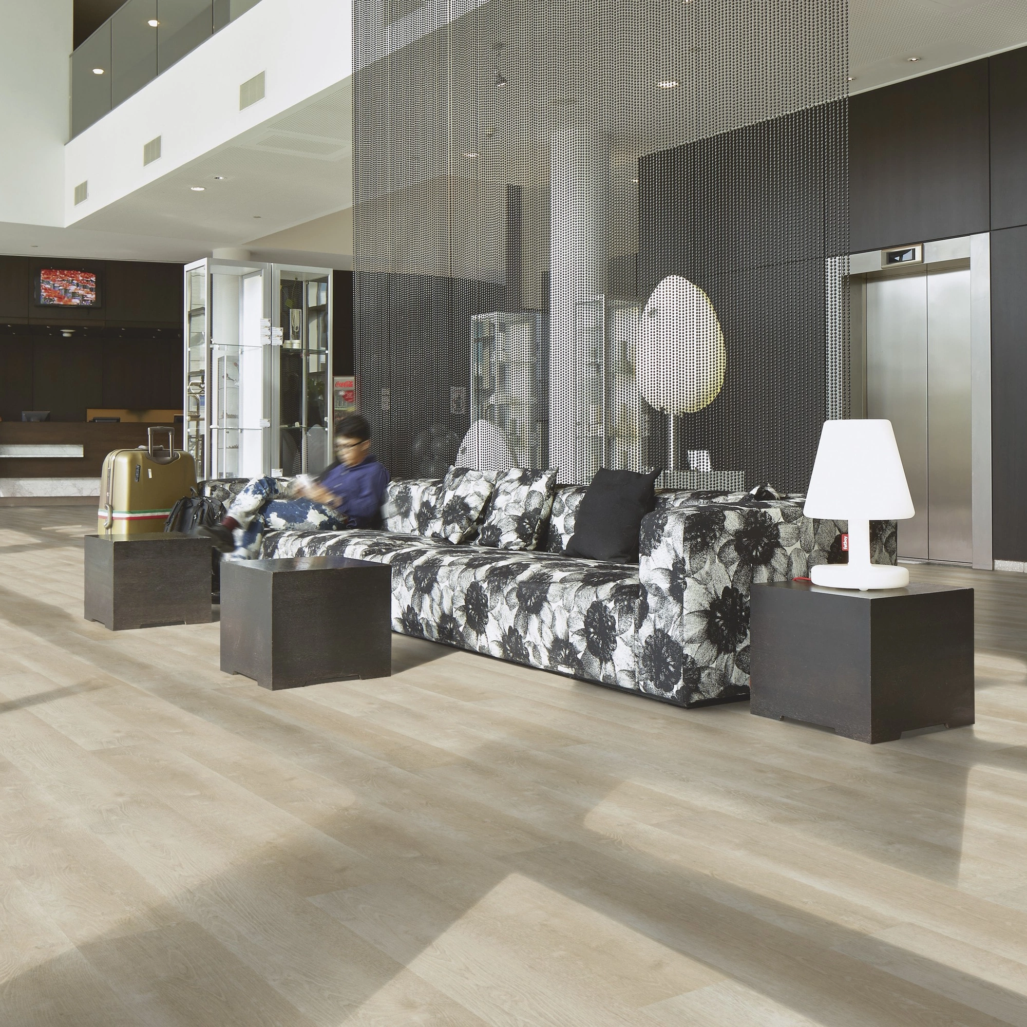 Milieubild Hotellobby mit Rezeption - Forbo Flooring Klebe-Vinyl Enduro Dryback Wood Natural White Oak Milieubild Hotellobby mit Rezeption - Forbo Flooring 217630
