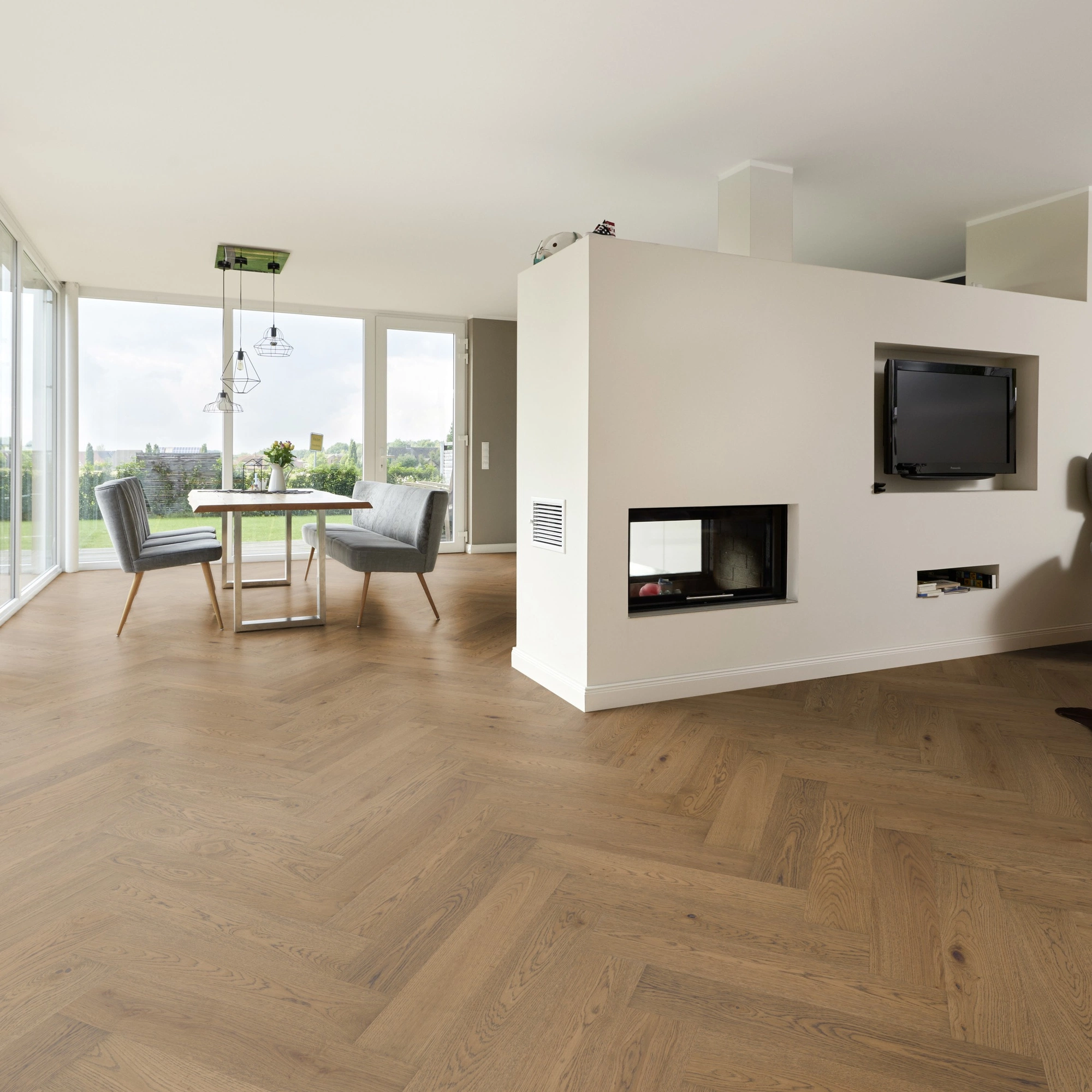 Milieubild Wohnzimmer mit Essbereich und Kamin - ter Hürne Parkett Estate Collection OLIO Eiche Dijon Milieubild Wohnzimmer mit Essbereich und Kamin - ter Hürne 1101312672