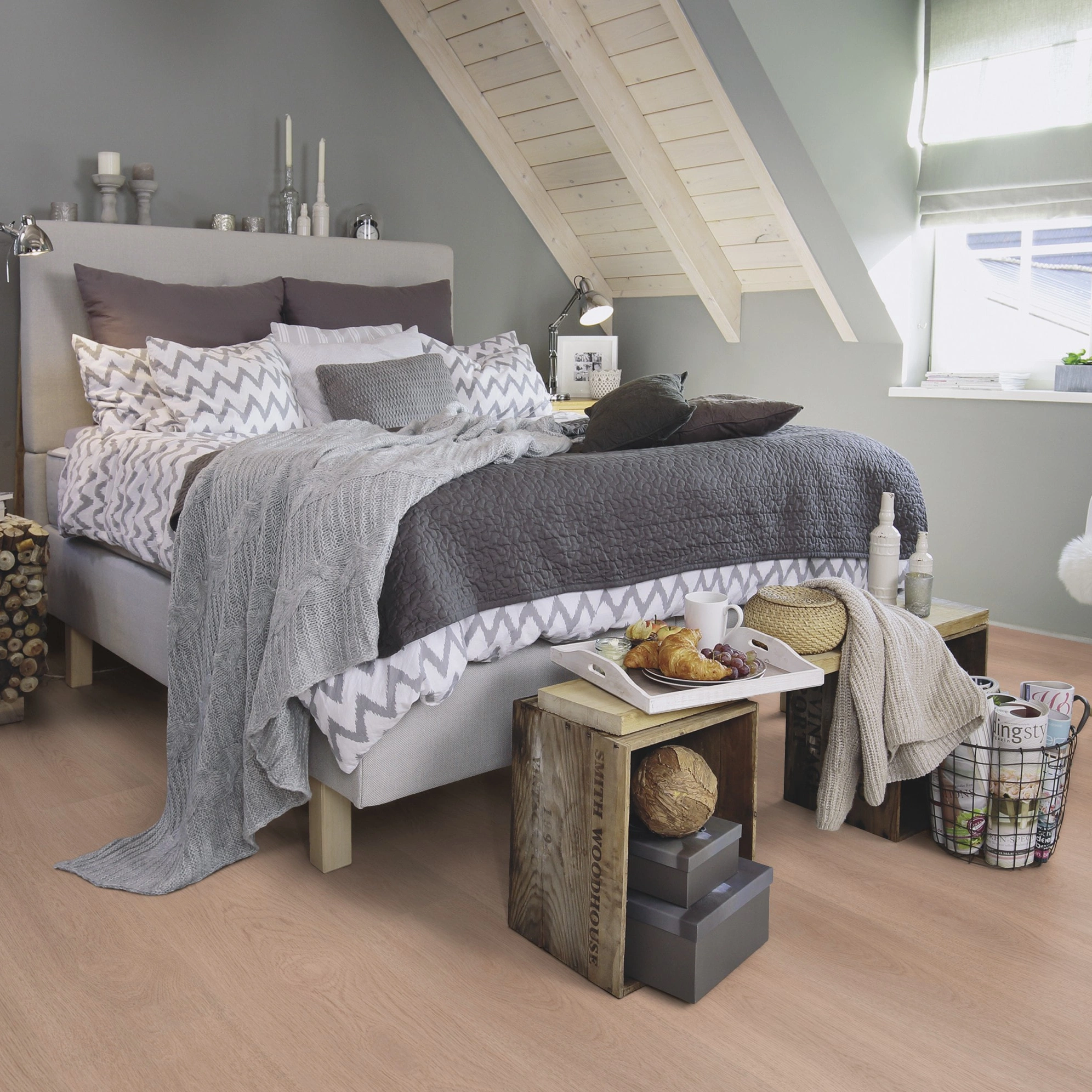 Milieubild Schlafzimmer im modernen Dachgeschoss - wineo Klick-Bioboden PURLINE wineo 1000 wood XL Calm Oak Shell Milieubild Schlafzimmer im modernen Dachgeschoss - wineo PLC306R
