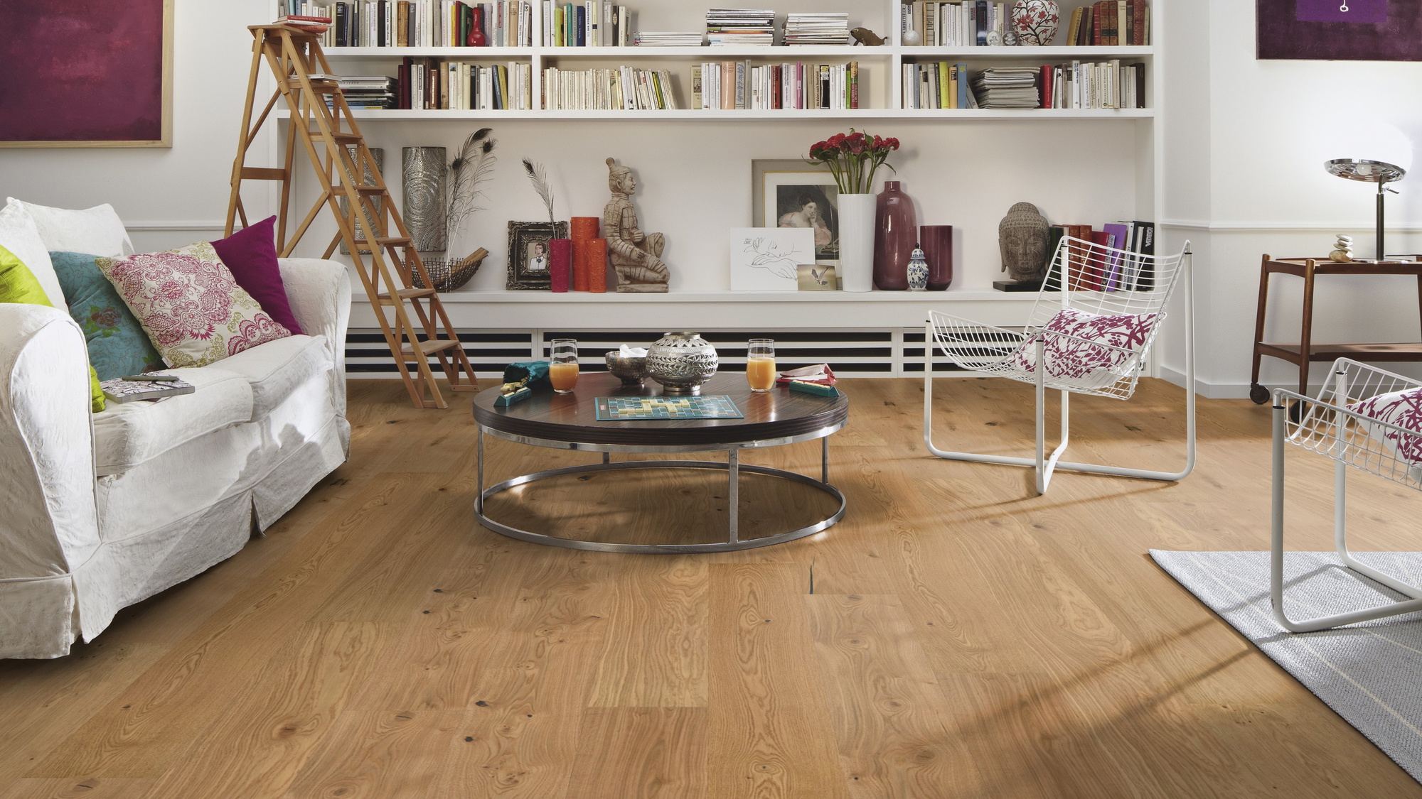 Milieubild Wohnzimmer mit großem Bücherregal - MEISTER Furnierboden HD 100 Natureflex Eiche authentic Milieubild Wohnzimmer mit großem Bücherregal - MEISTER 500139-2200210-20017