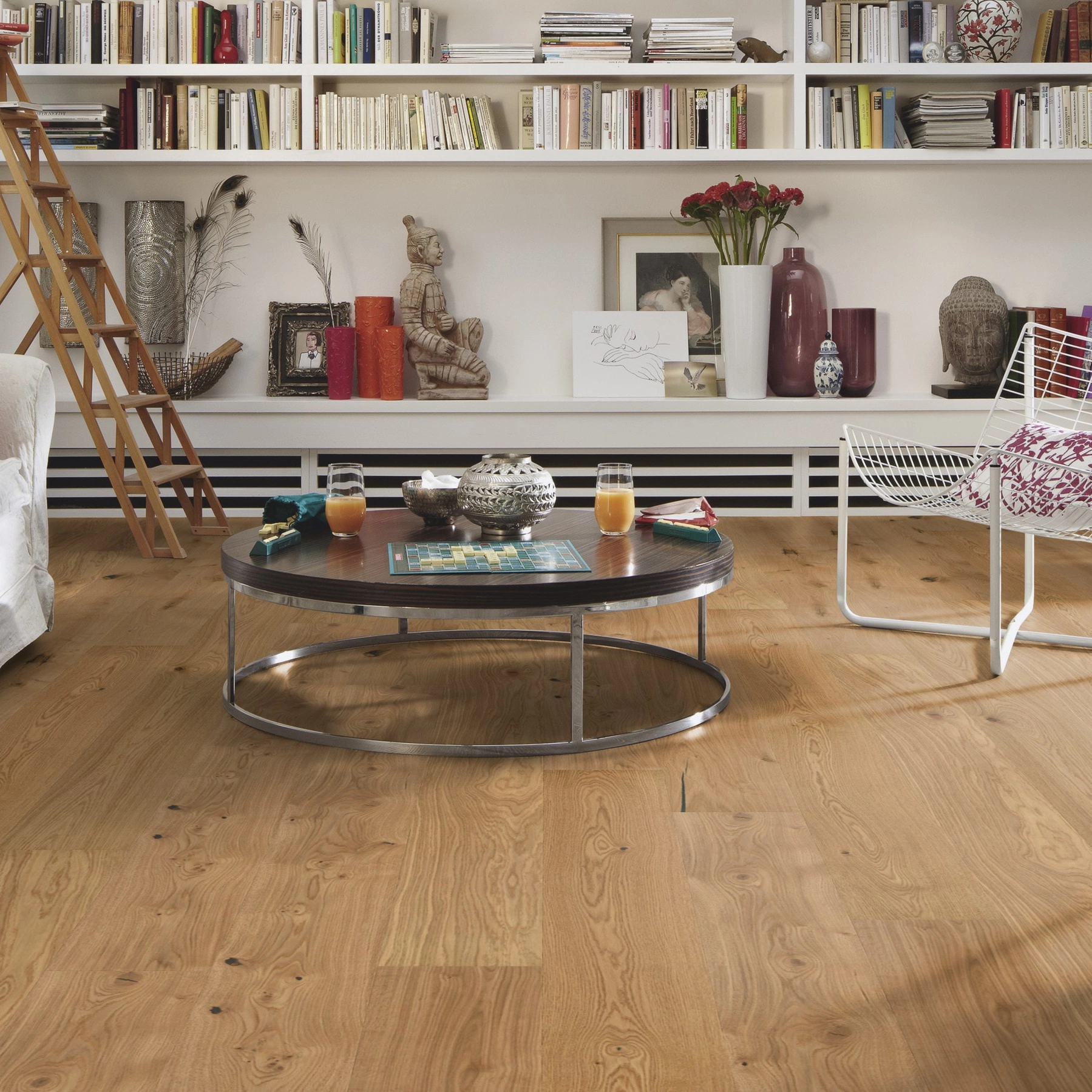 Milieubild Wohnzimmer mit großem Bücherregal - MEISTER Furnierboden HD 100 Natureflex Eiche authentic Milieubild Wohnzimmer mit großem Bücherregal - MEISTER 500139-2200210-20017