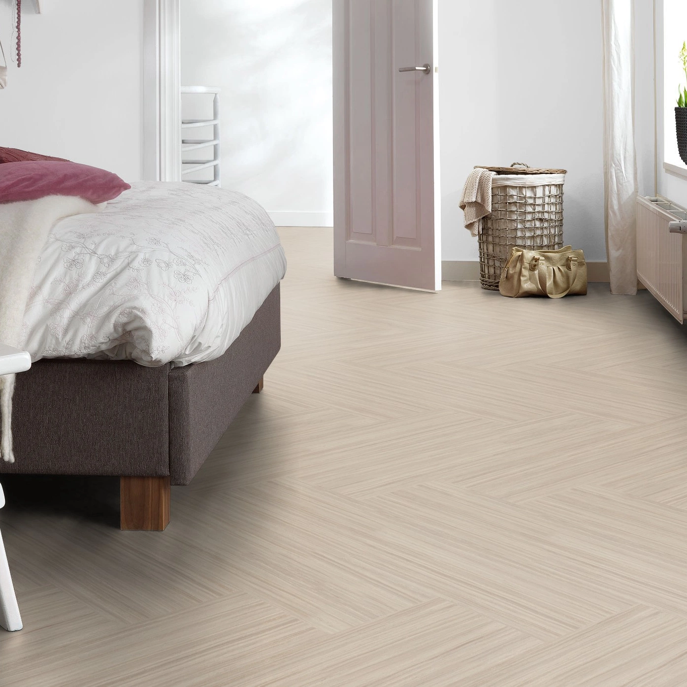 Milieubild Schlafzimmer mit Hocker - Forbo Flooring Klebe-Bioboden Modular Lines Rocky Ice Milieubild Schlafzimmer mit Hocker - Forbo Flooring 168299