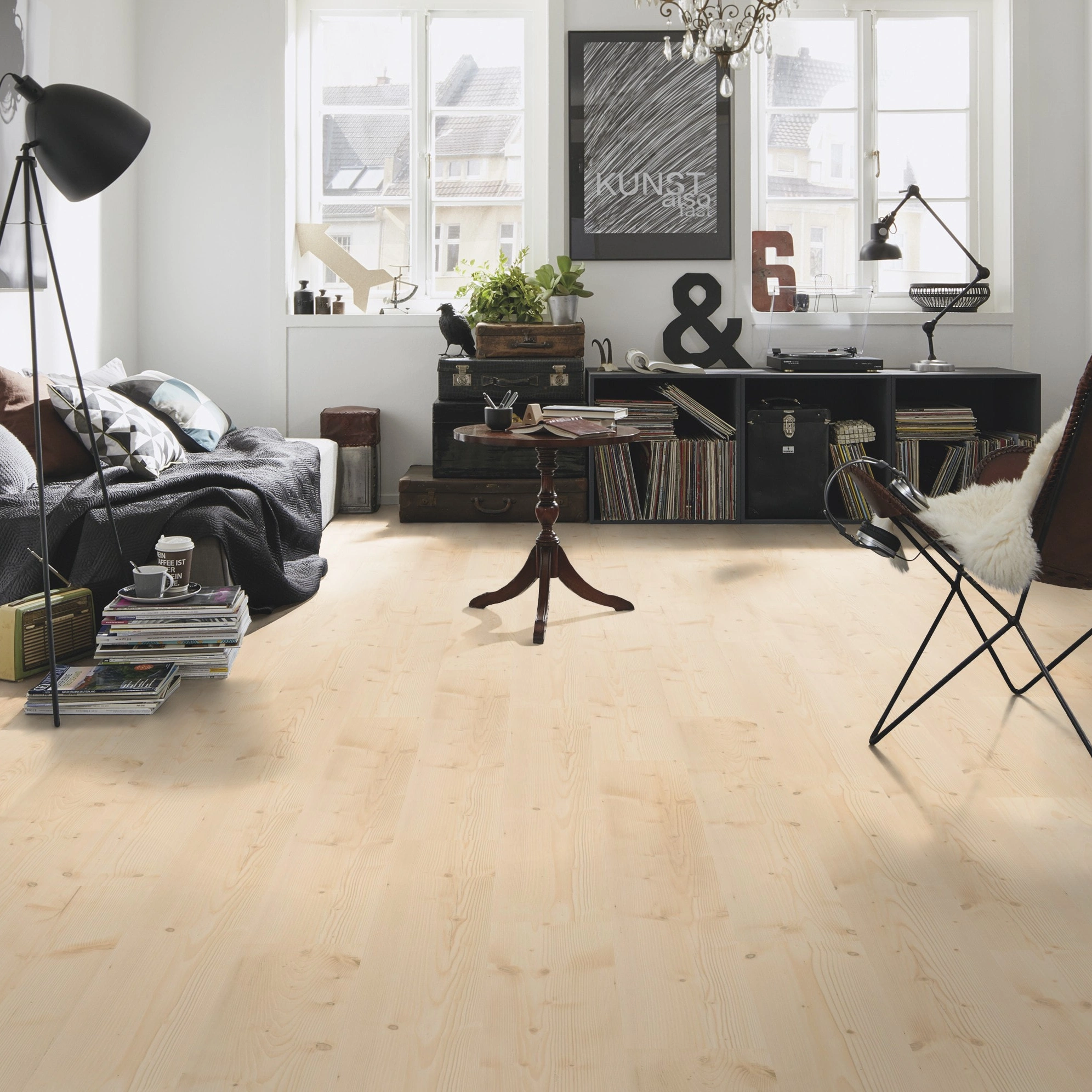 Milieubild Kompaktes Wohnzimmer mit Bücherregal - wineo HDF Klick-Bioboden PURLINE wineo 1000 wood L Natural Pine Beach Milieubild Kompaktes Wohnzimmer mit Bücherregal - wineo MLP297R