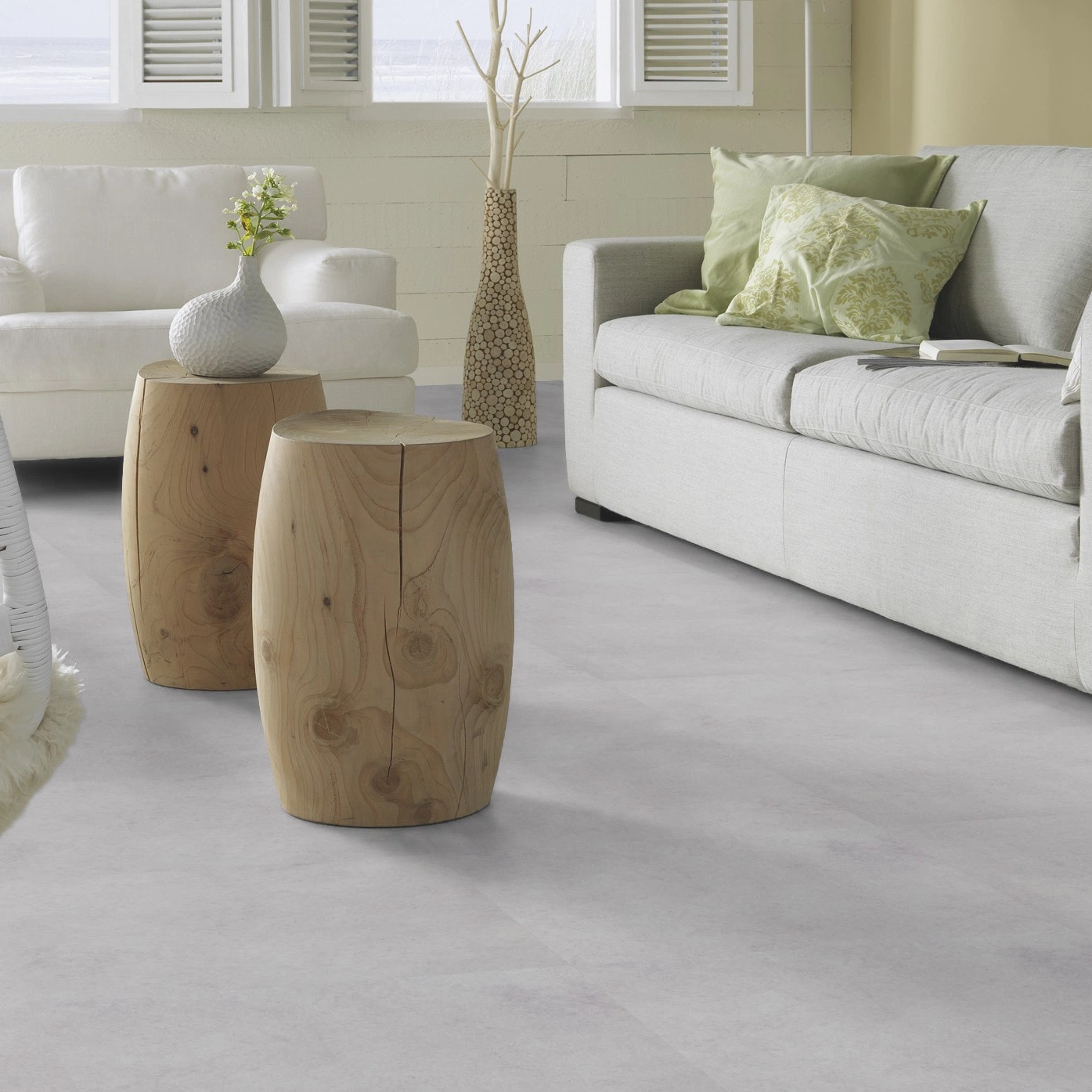 Milieubild Modernes, freundliches Wohnzimmer mit Sofa - Forbo Flooring Klebe-Vinyl Allura Dryback 0.55 Material Light Cement Milieubild Modernes, freundliches Wohnzimmer mit Sofa - Forbo Flooring 243649